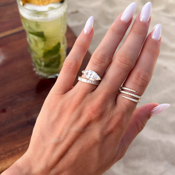 Anillo de compromiso con solitario de medio bisel y talla marquesa