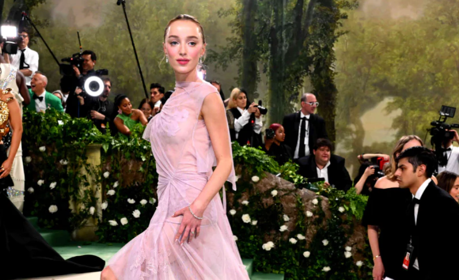 Close Look at Phoebe Dynevor’s Engagement Ring