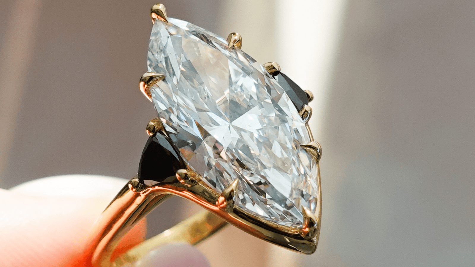 Natural vs. Lab-Grown Fluorescence Behavior - GOODSTONE