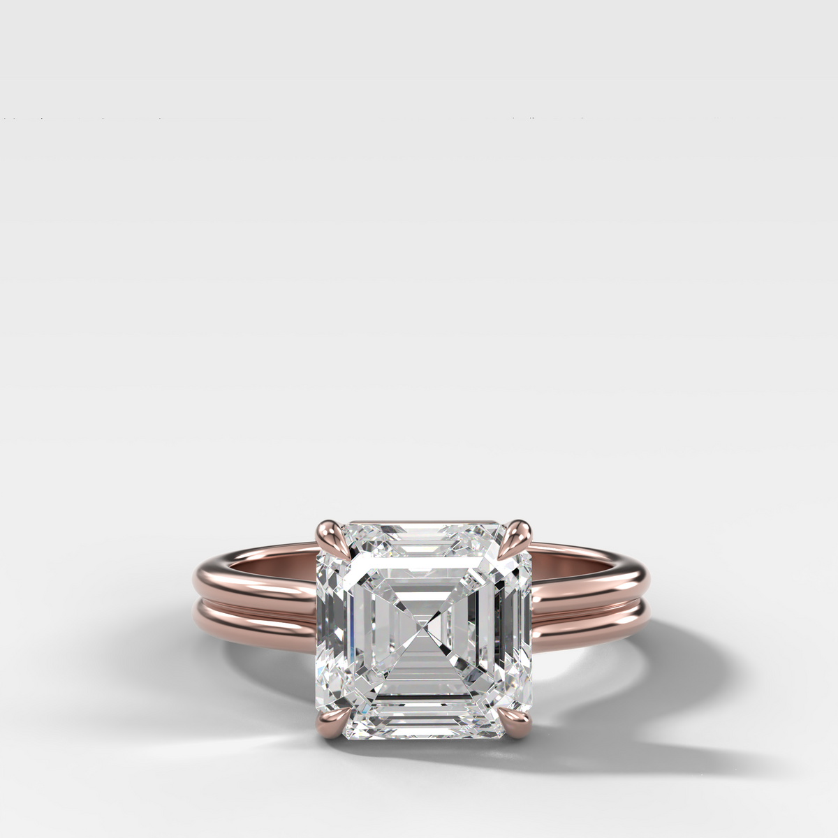 Anillo de compromiso con solitario de medio bisel y doble hilera con diamante de talla esmeralda