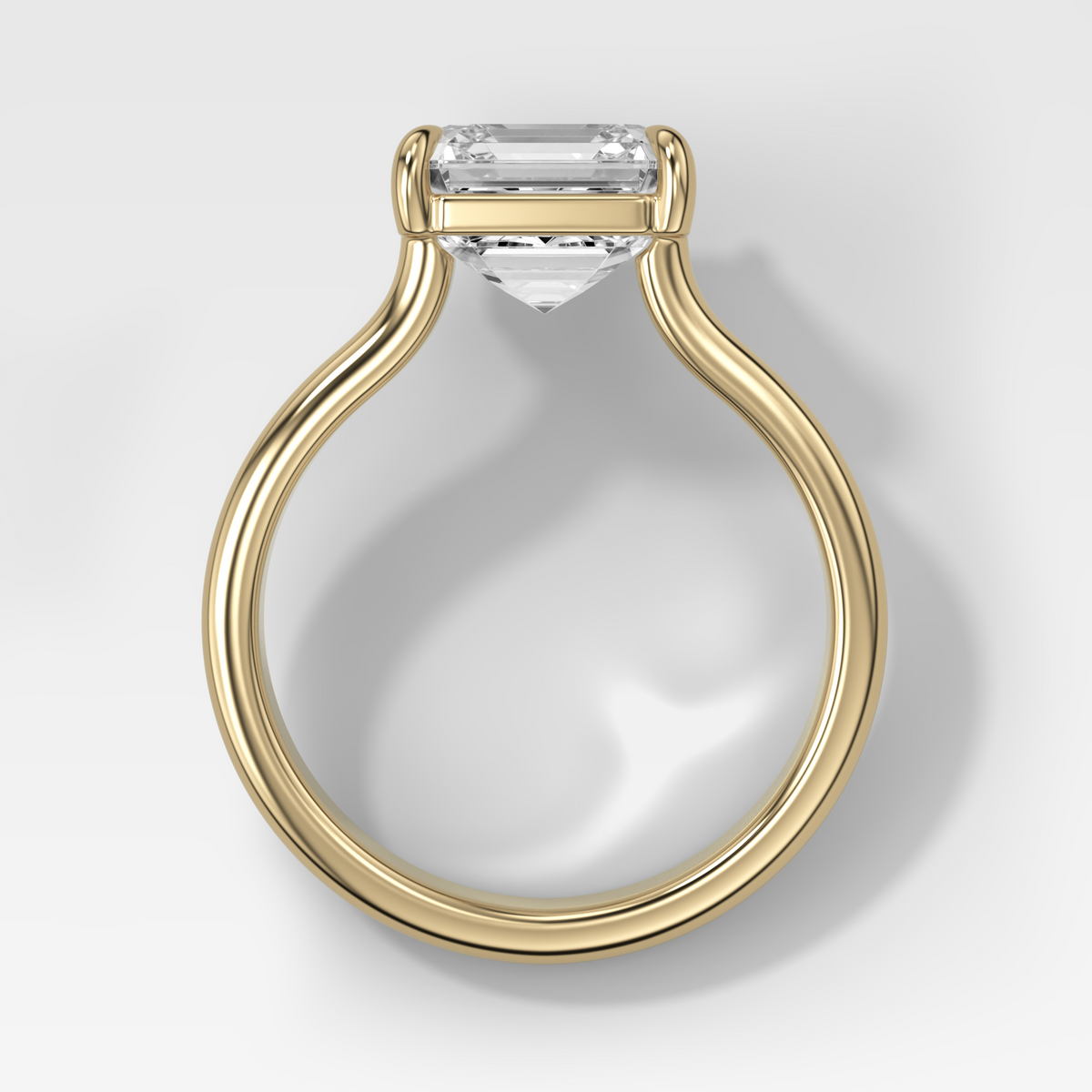 Anillo de compromiso con solitario de medio bisel y doble hilera con diamante de talla esmeralda