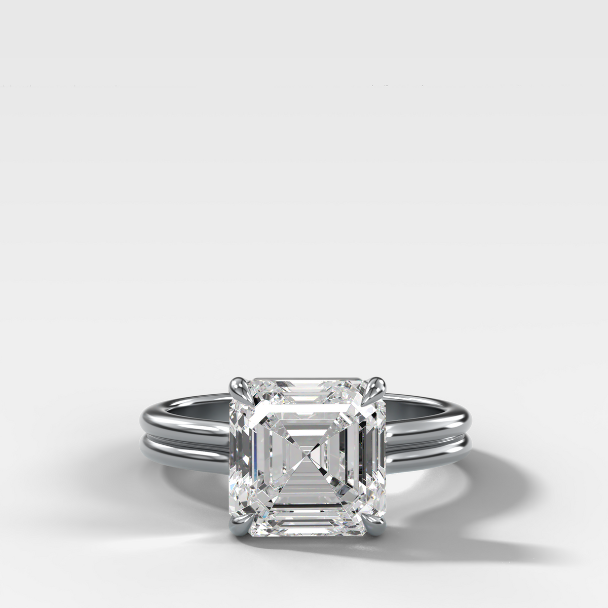 Anillo de compromiso con solitario de medio bisel y doble hilera con diamante de talla esmeralda