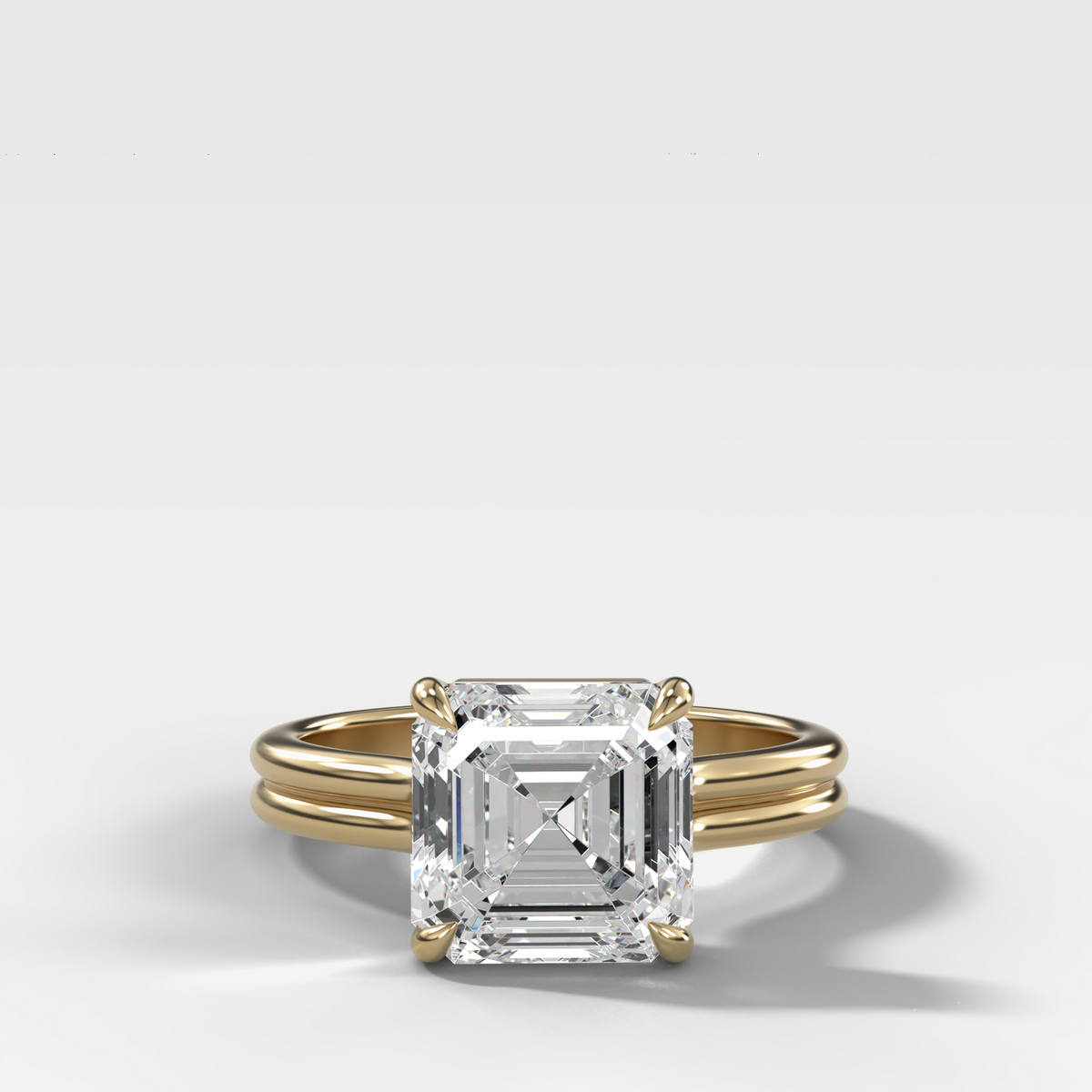 Anillo de compromiso con solitario de medio bisel y doble hilera con diamante de talla esmeralda