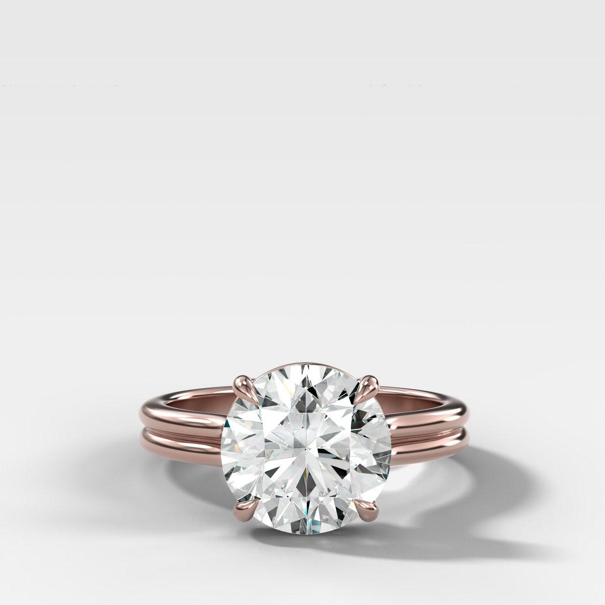 Anillo de compromiso con solitario de medio bisel y doble hilera con diamante de talla esmeralda