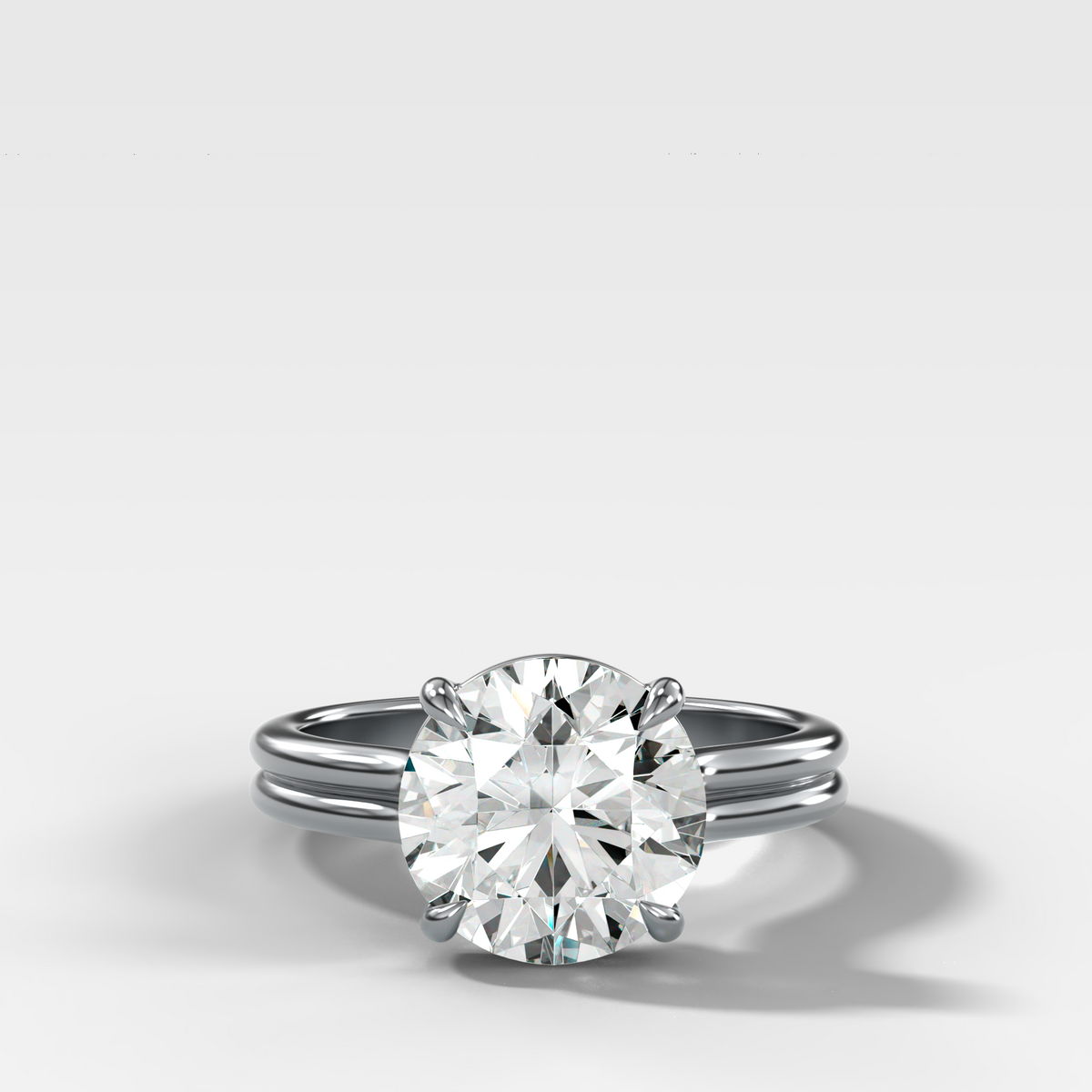 Anillo de compromiso con solitario de medio bisel y doble hilera con diamante de talla esmeralda