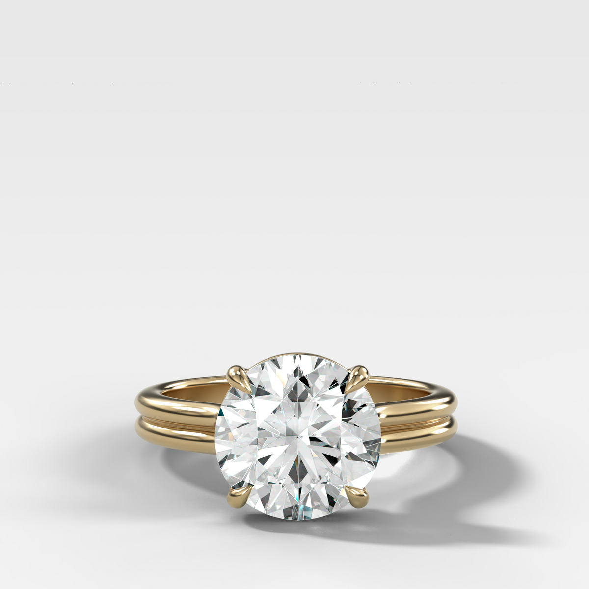 Anillo de compromiso con solitario de medio bisel y doble hilera con diamante de talla esmeralda
