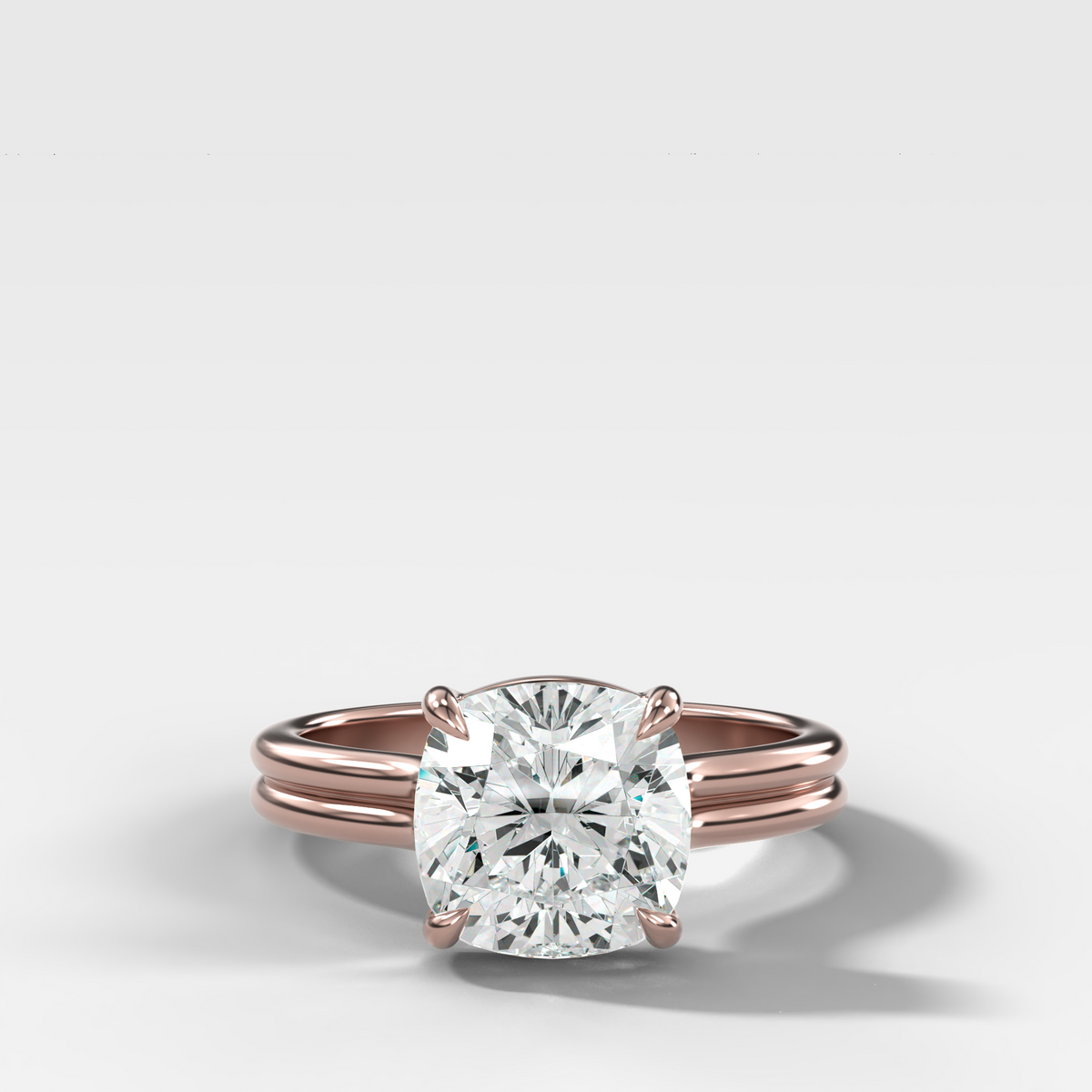 Anillo de compromiso con solitario de medio bisel y doble hilera con diamante de talla esmeralda