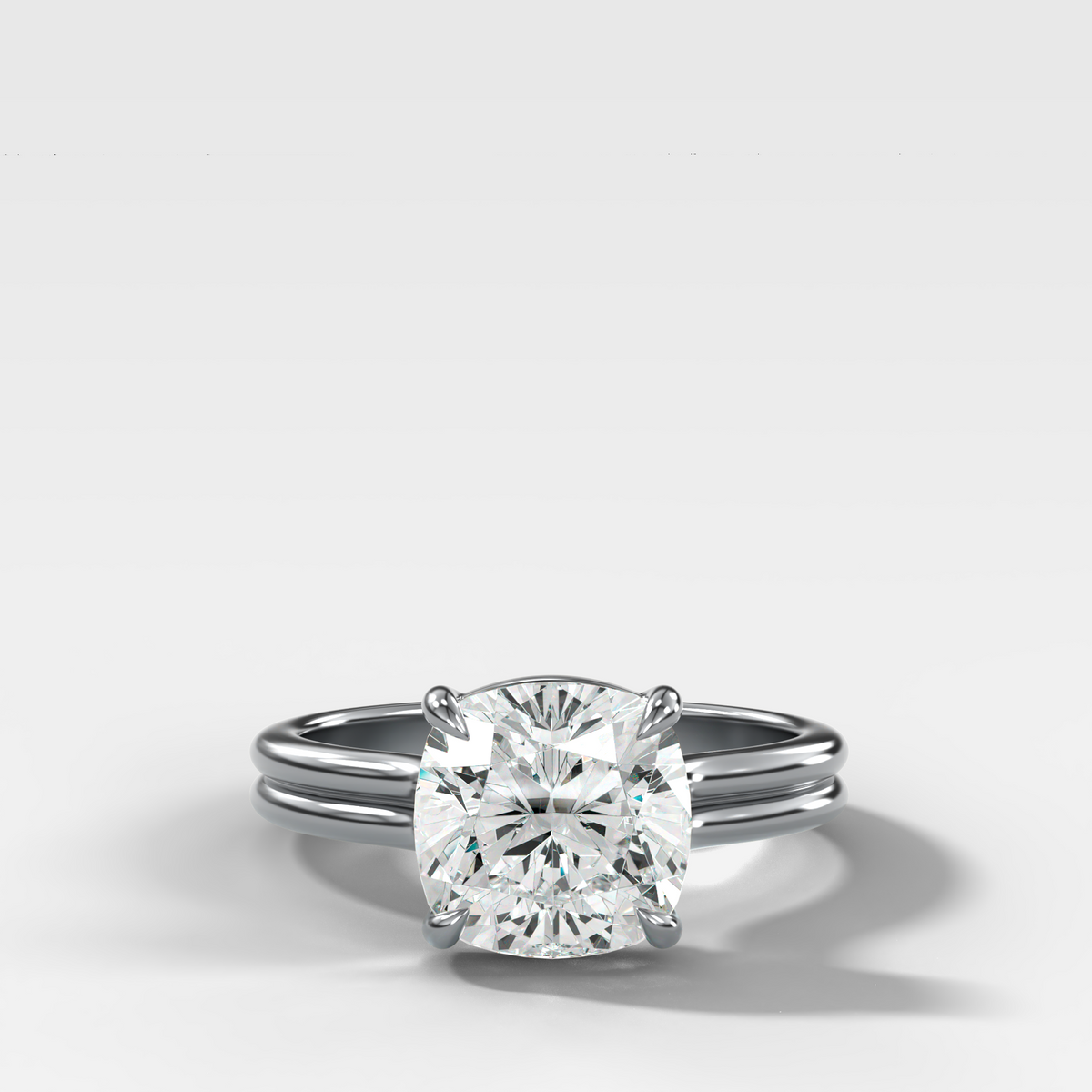 Anillo de compromiso con solitario de medio bisel y doble hilera con diamante de talla esmeralda