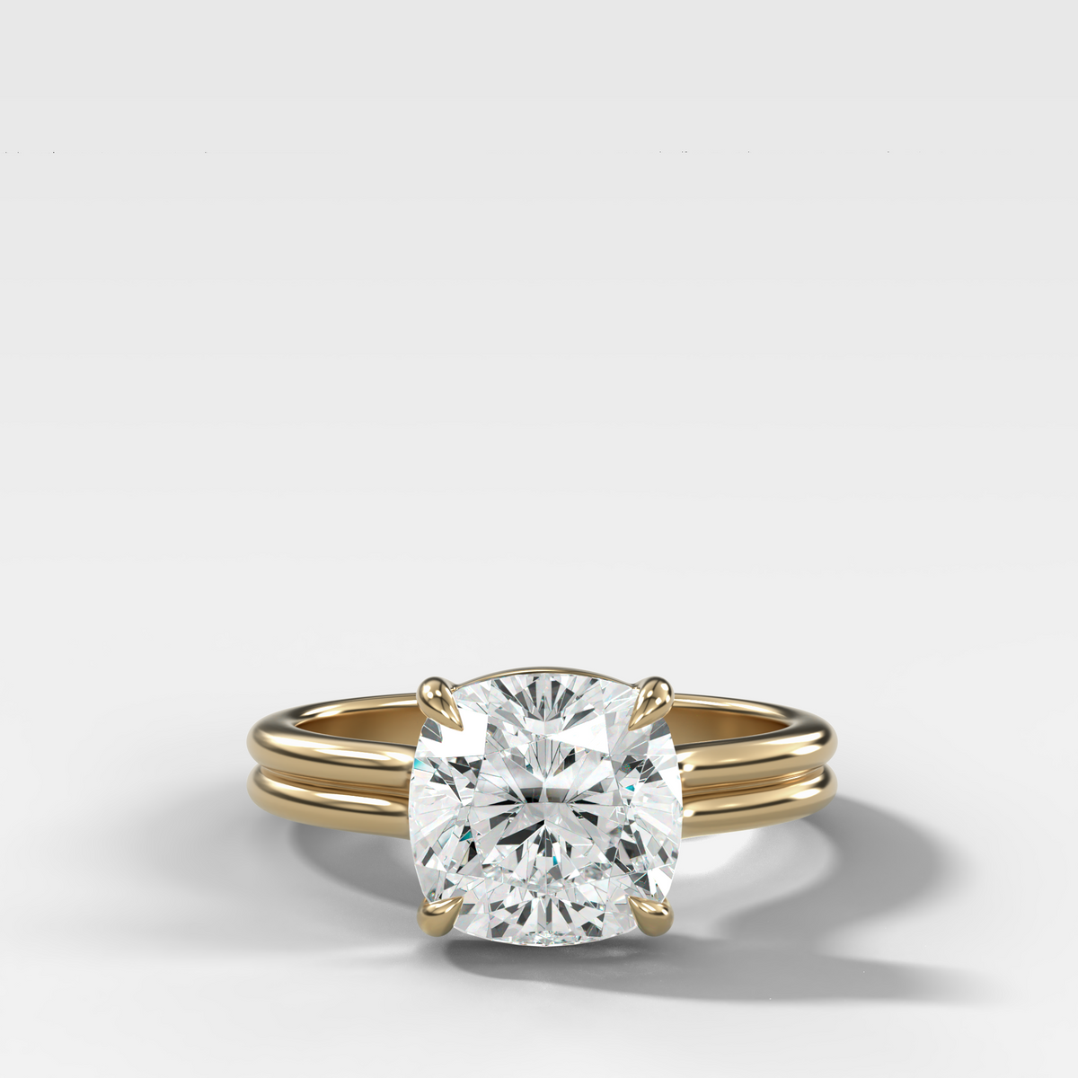 Anillo de compromiso con solitario de medio bisel y doble hilera con diamante de talla esmeralda