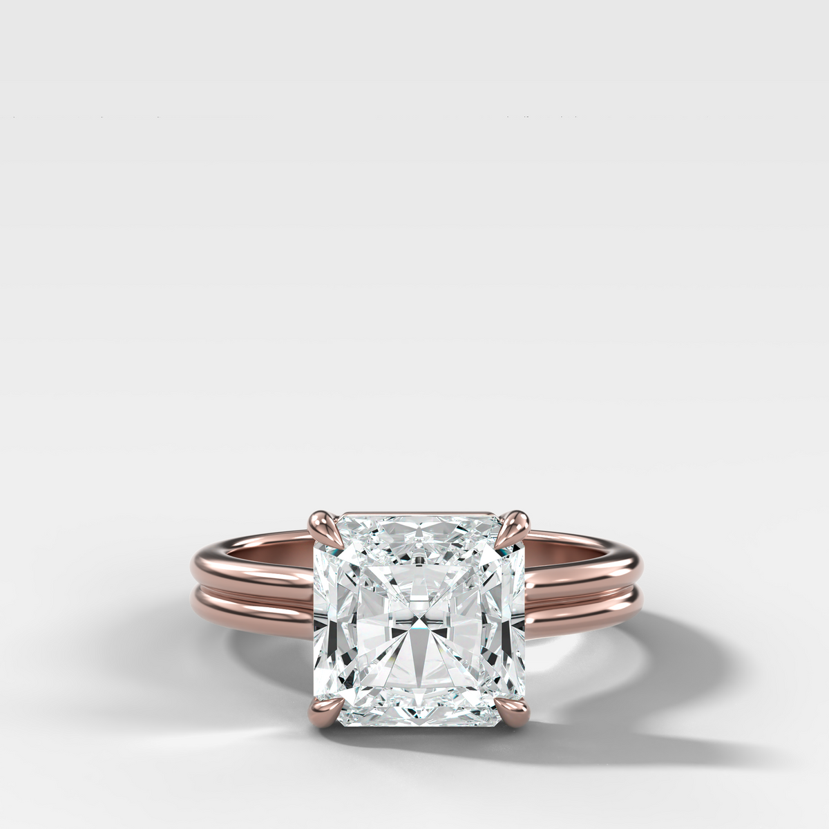 Anillo de compromiso con solitario de medio bisel y doble hilera con diamante de talla esmeralda