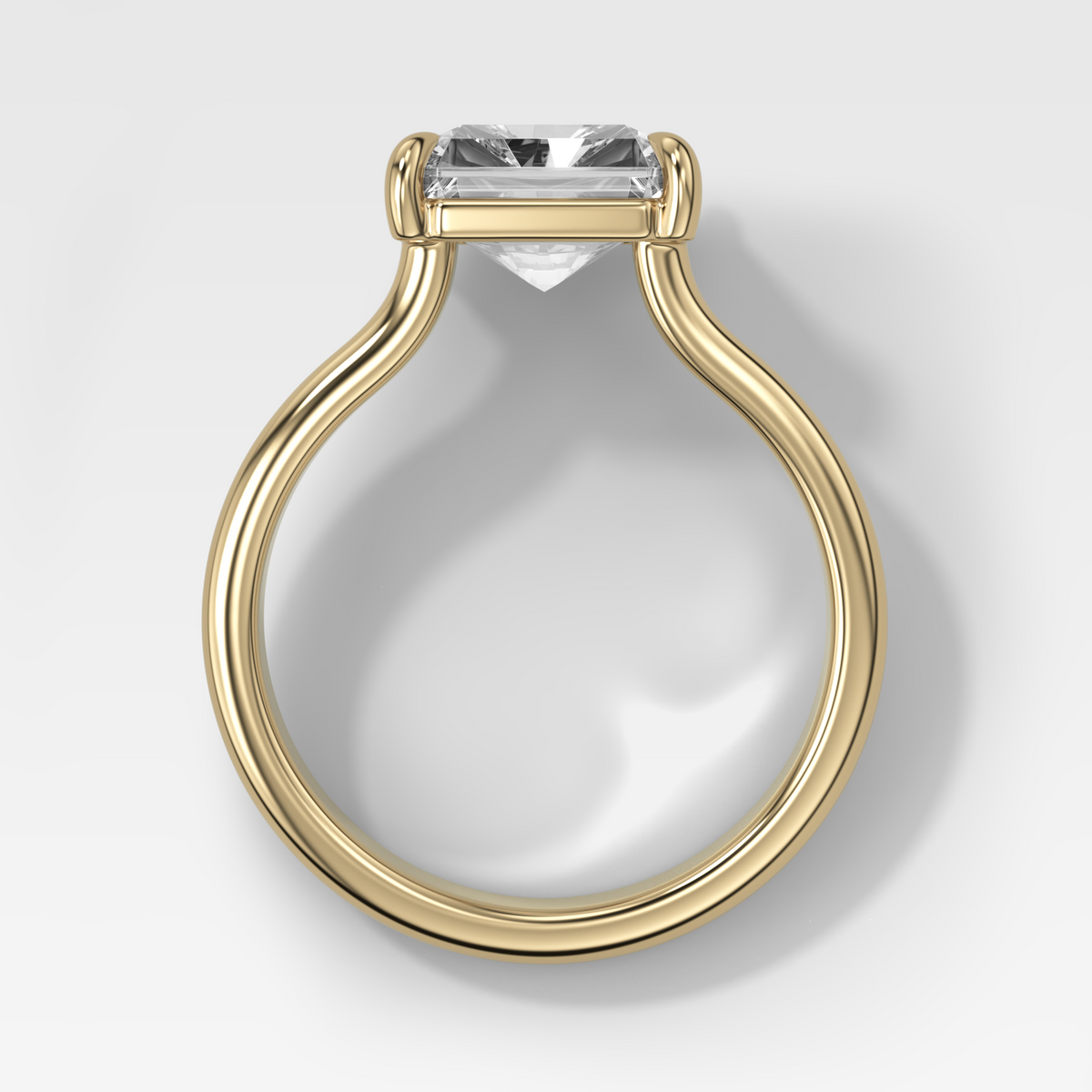 Anillo de compromiso con solitario de medio bisel y doble hilera con diamante de talla esmeralda