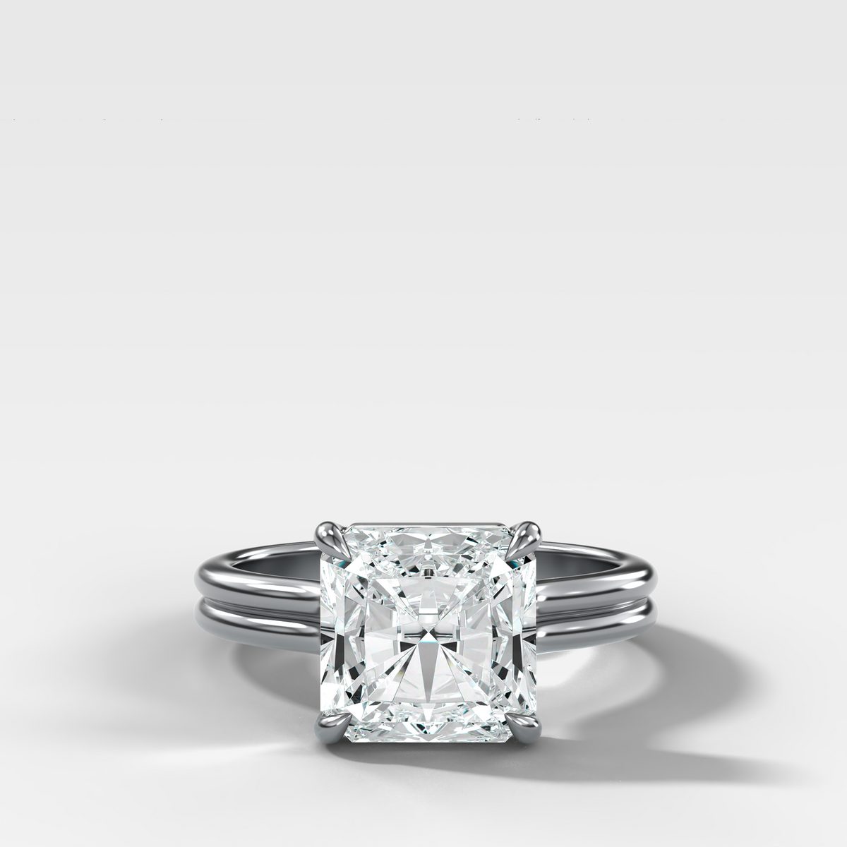Anillo de compromiso con solitario de medio bisel y doble hilera con diamante de talla esmeralda