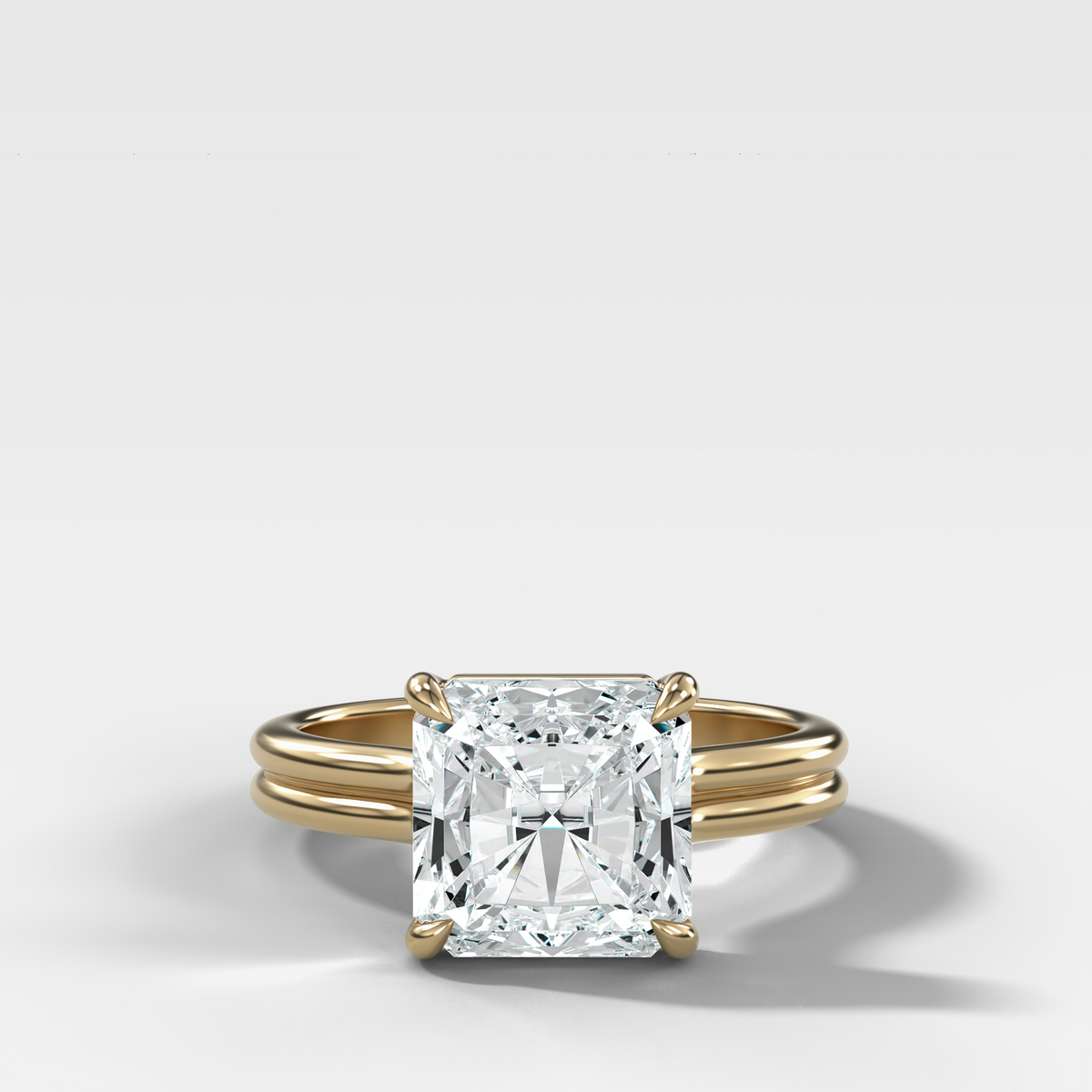 Anillo de compromiso con solitario de medio bisel y doble hilera con diamante de talla esmeralda