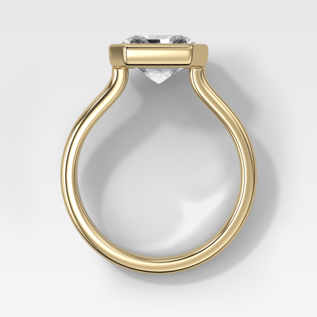 Anillo de compromiso con solitario de medio bisel y doble hilera con diamante de talla esmeralda