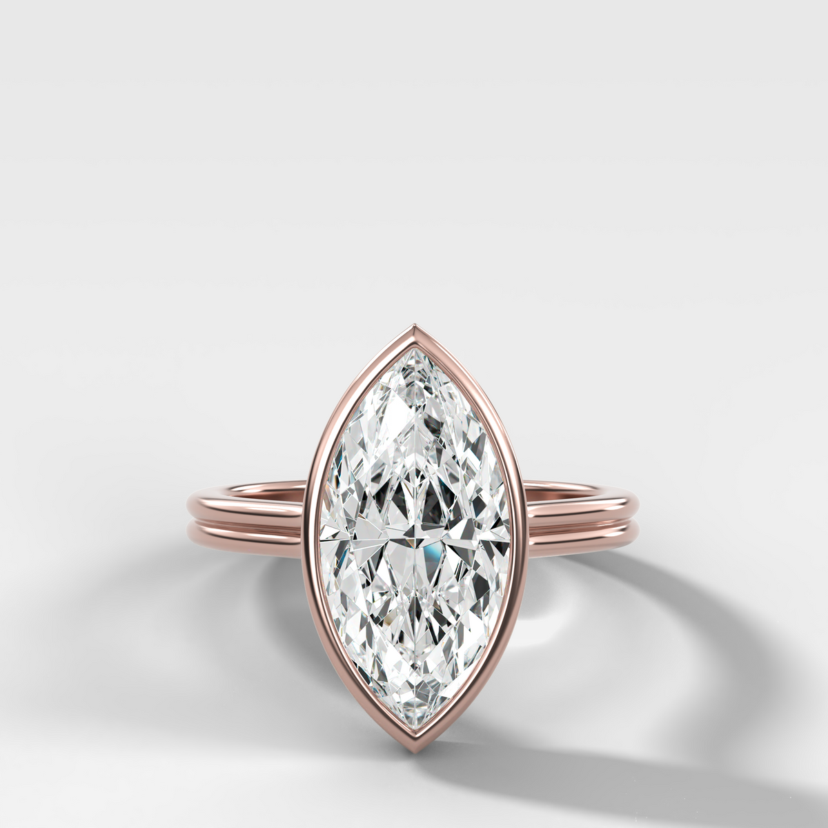 Anillo de compromiso con solitario de medio bisel y doble hilera con diamante de talla esmeralda
