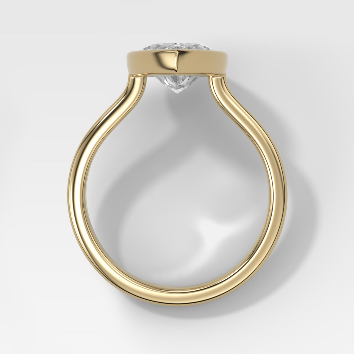 Anillo de compromiso con solitario de medio bisel y doble hilera con diamante de talla esmeralda