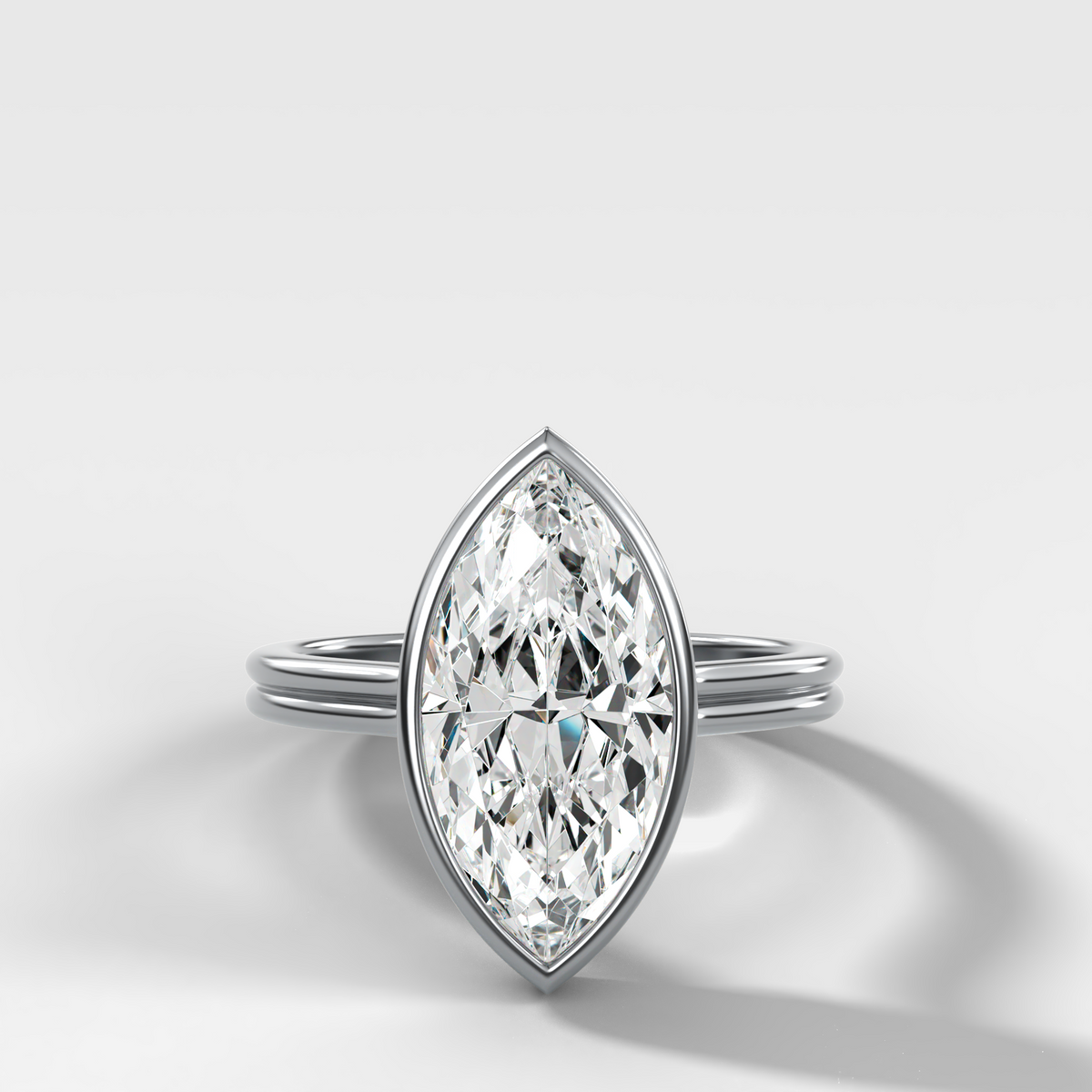 Anillo de compromiso con solitario de medio bisel y doble hilera con diamante de talla esmeralda