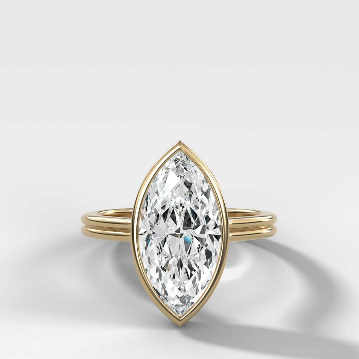 Anillo de compromiso con solitario de medio bisel y doble hilera con diamante de talla esmeralda