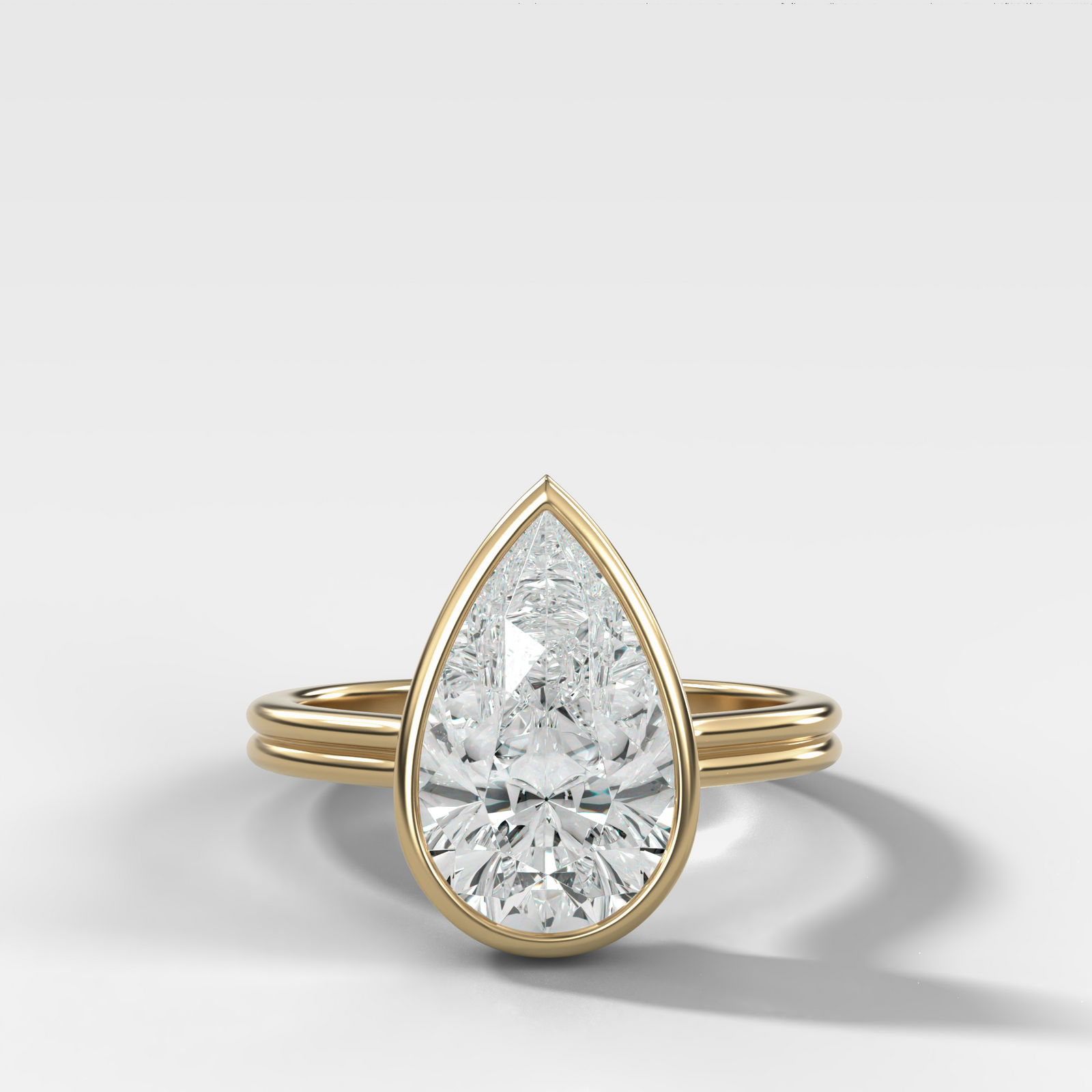 Anillo de compromiso con solitario de medio bisel y doble hilera con diamante de talla esmeralda