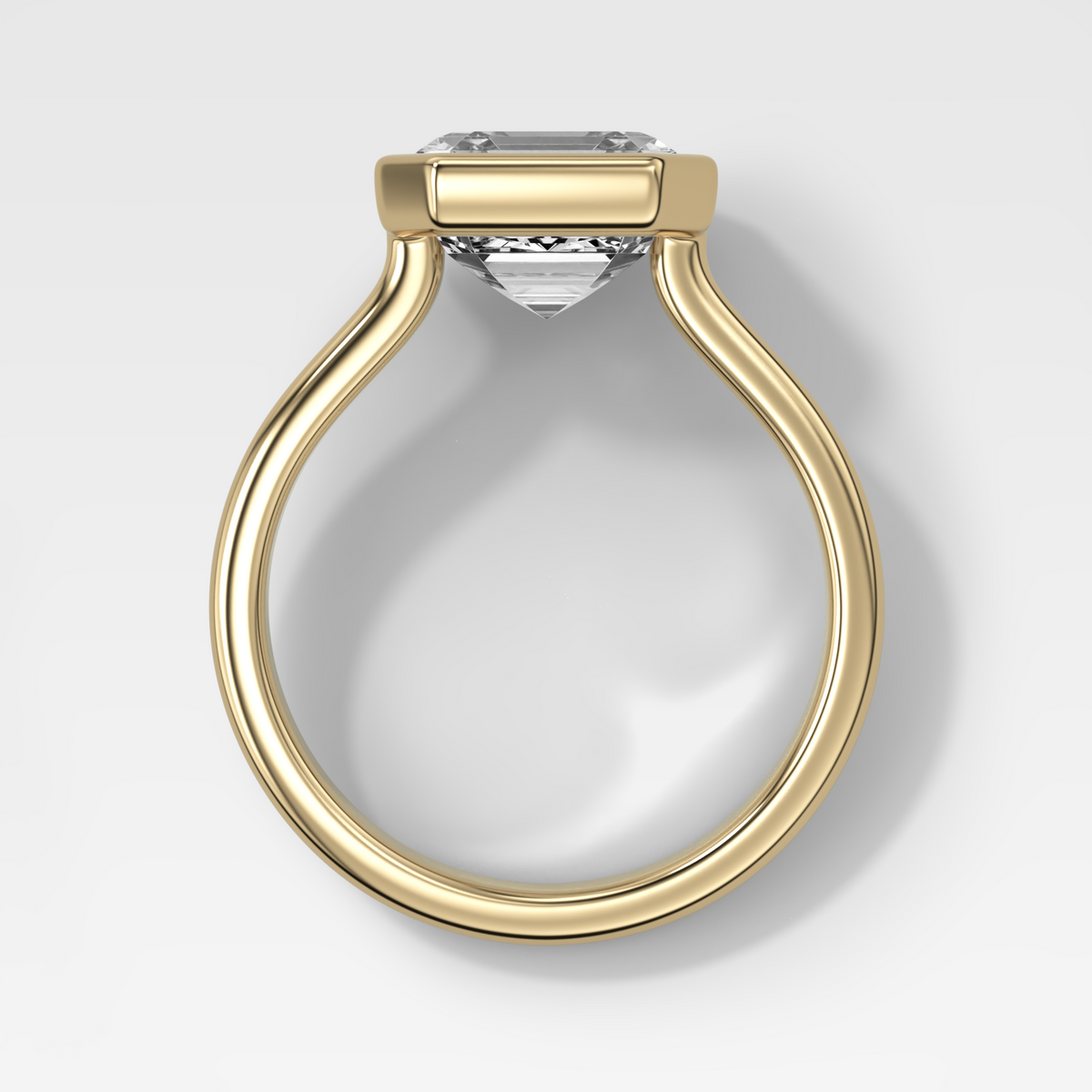 Anillo de compromiso con solitario de medio bisel y doble hilera con diamante de talla esmeralda