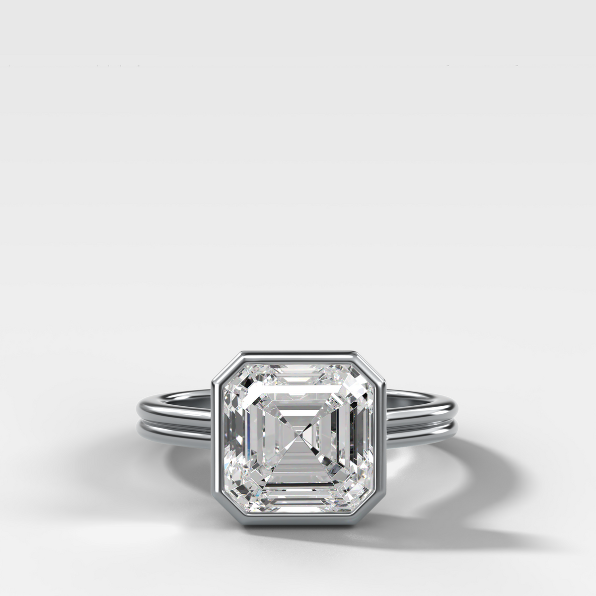 Anillo de compromiso con solitario de medio bisel y doble hilera con diamante de talla esmeralda