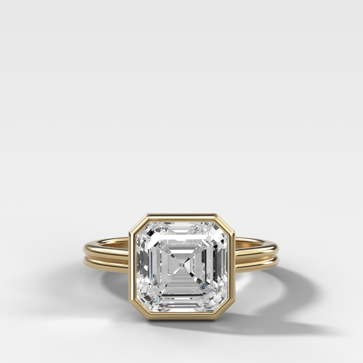 Anillo de compromiso con solitario de medio bisel y doble hilera con diamante de talla esmeralda