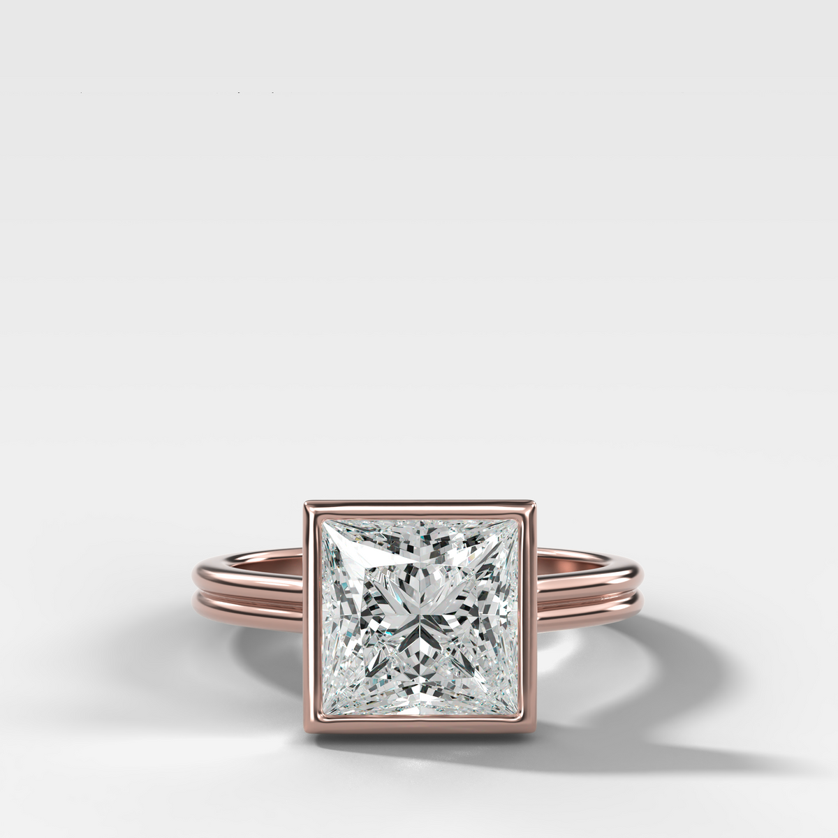 Anillo de compromiso con solitario de medio bisel y doble hilera con diamante de talla esmeralda