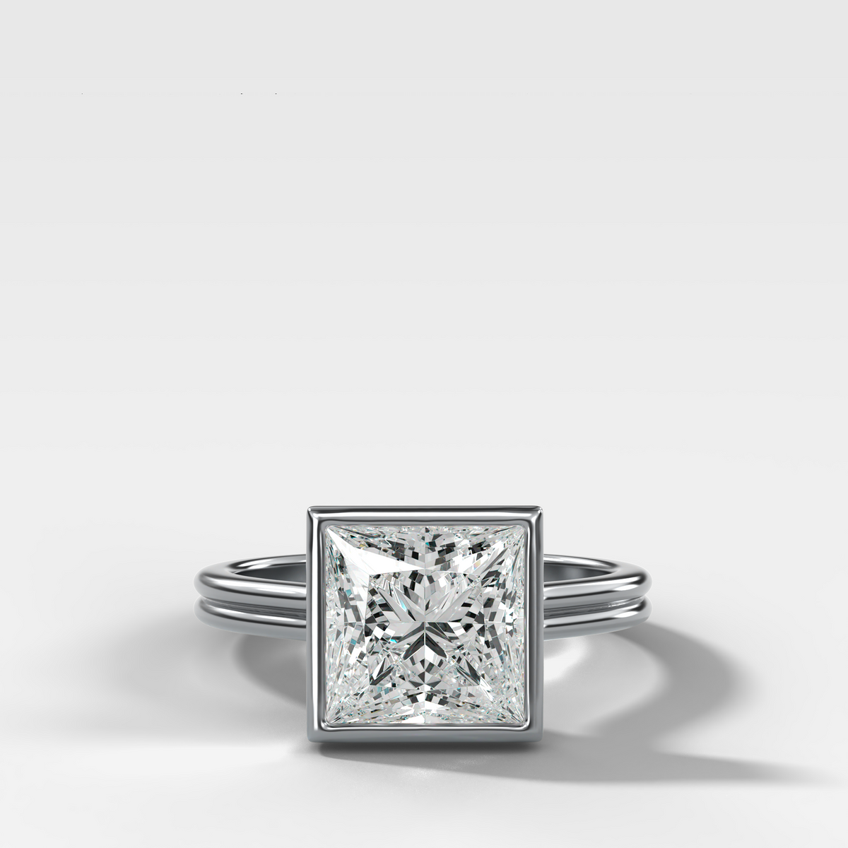 Anillo de compromiso con solitario de medio bisel y doble hilera con diamante de talla esmeralda