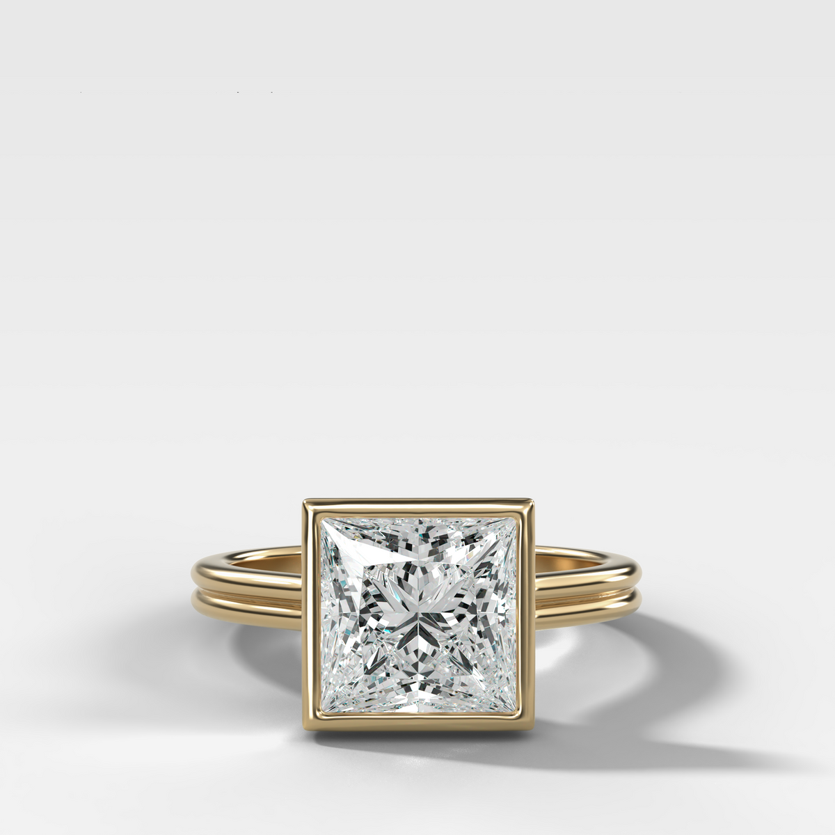 Anillo de compromiso con solitario de medio bisel y doble hilera con diamante de talla esmeralda