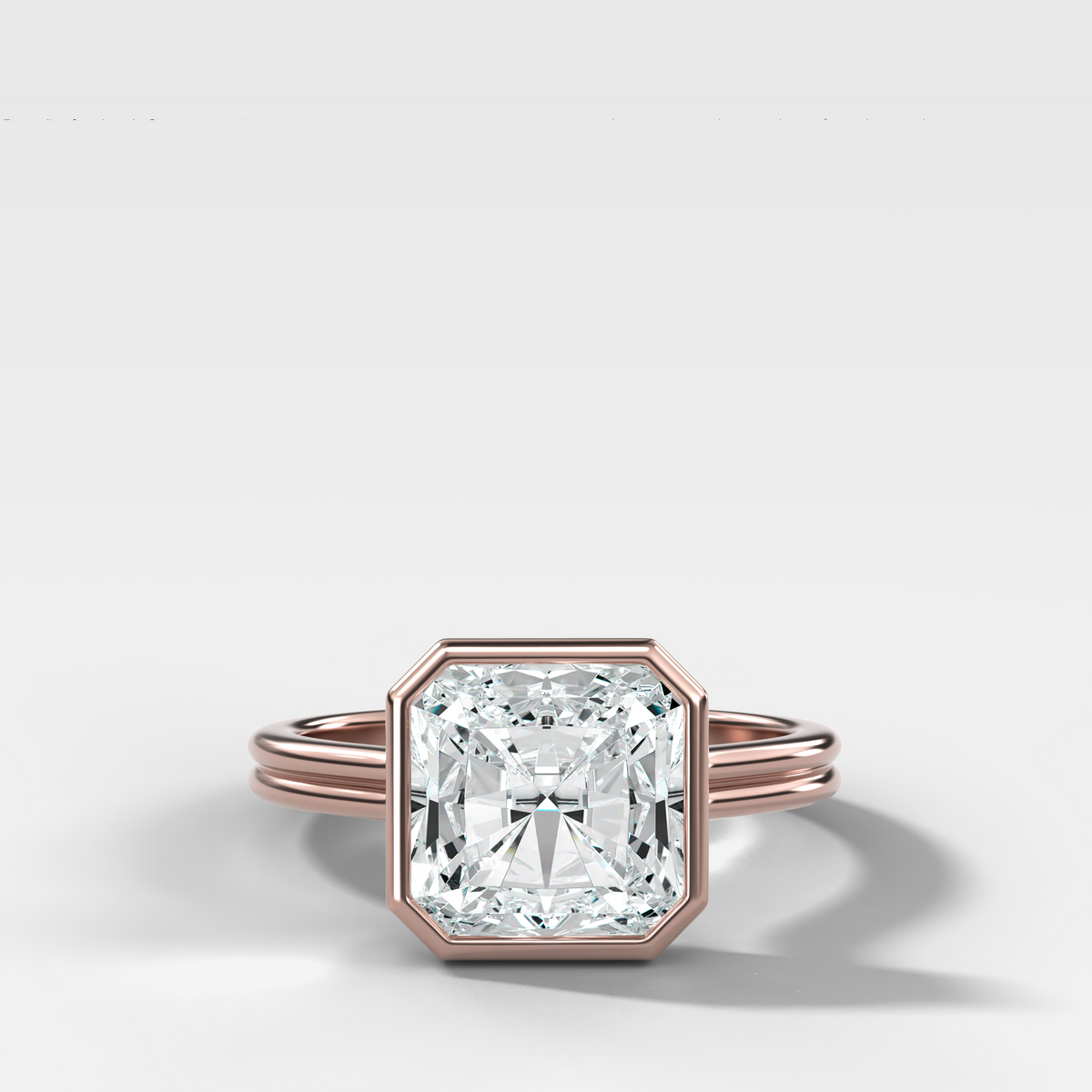 Anillo de compromiso con solitario de medio bisel y doble hilera con diamante de talla esmeralda