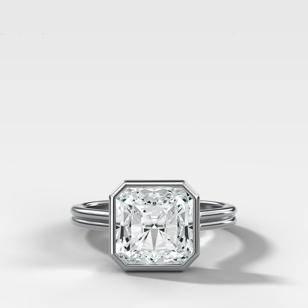 Anillo de compromiso con solitario de medio bisel y doble hilera con diamante de talla esmeralda