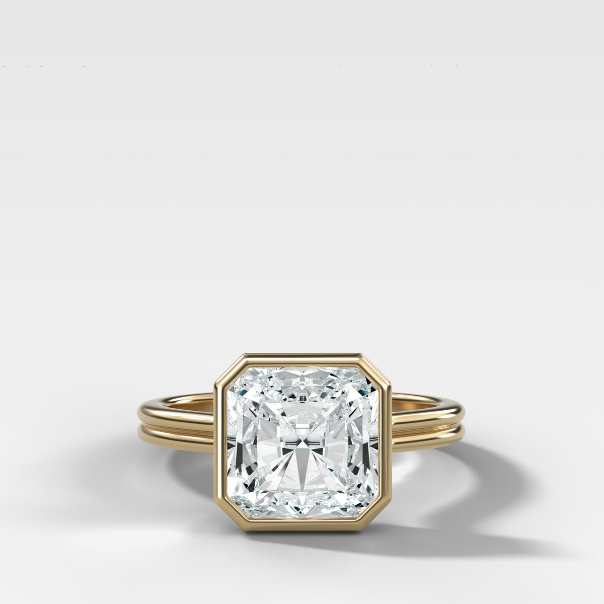 Anillo de compromiso con solitario de medio bisel y doble hilera con diamante de talla esmeralda