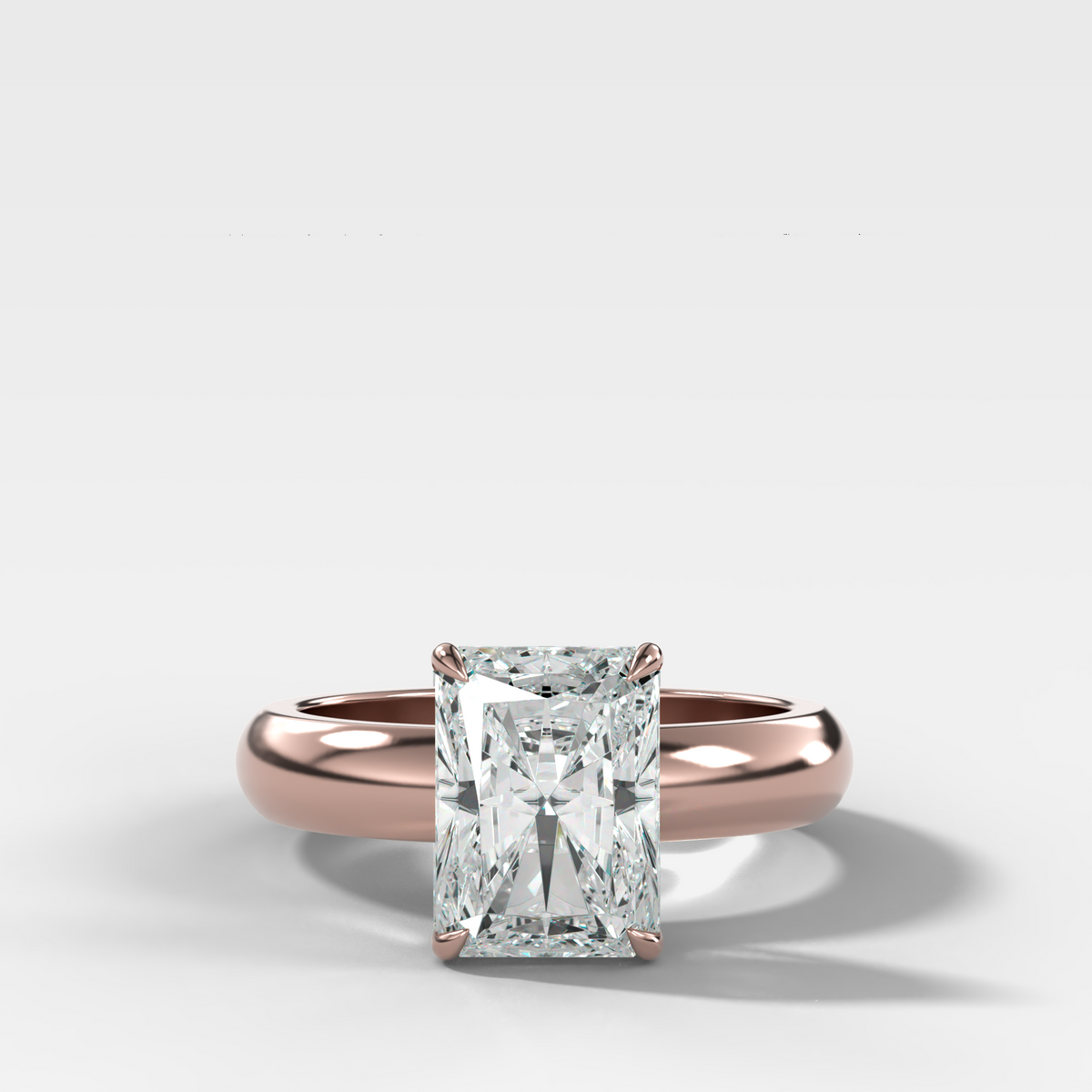 Anillo de compromiso con solitario de medio bisel y doble hilera con diamante de talla esmeralda