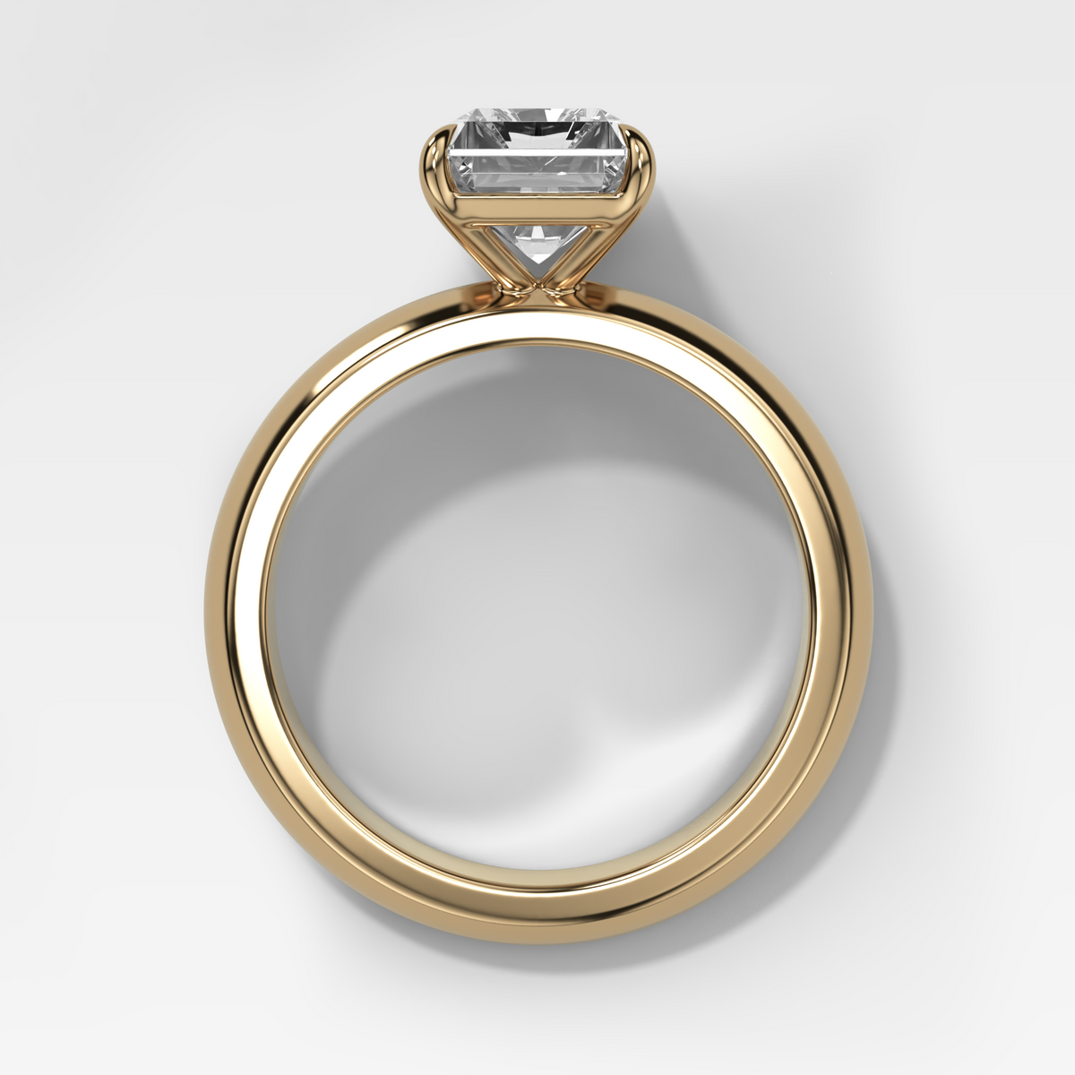 Anillo de compromiso con solitario de medio bisel y doble hilera con diamante de talla esmeralda