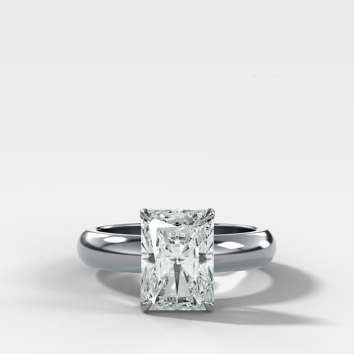 Anillo de compromiso con solitario de medio bisel y doble hilera con diamante de talla esmeralda