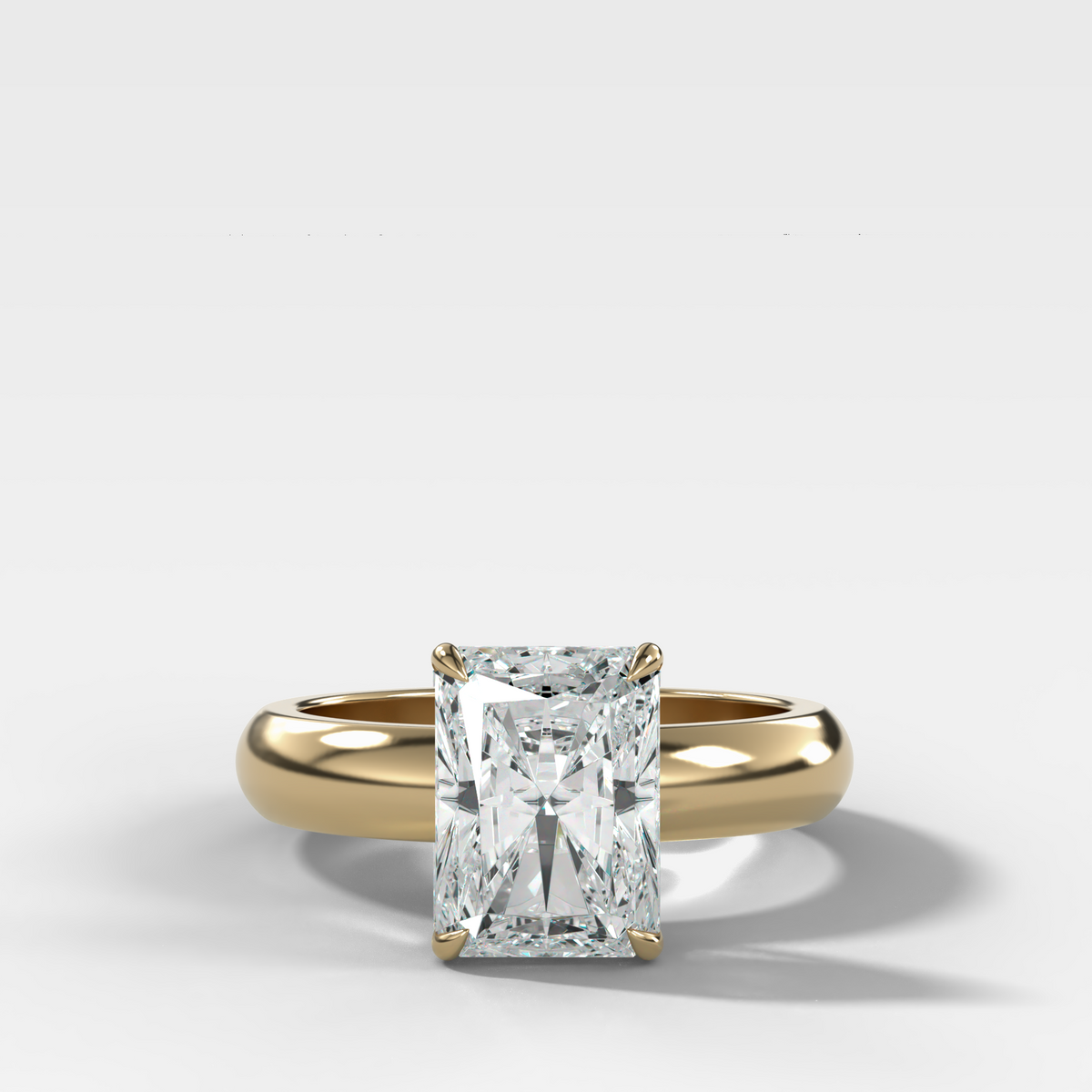 Anillo de compromiso con solitario de medio bisel y doble hilera con diamante de talla esmeralda