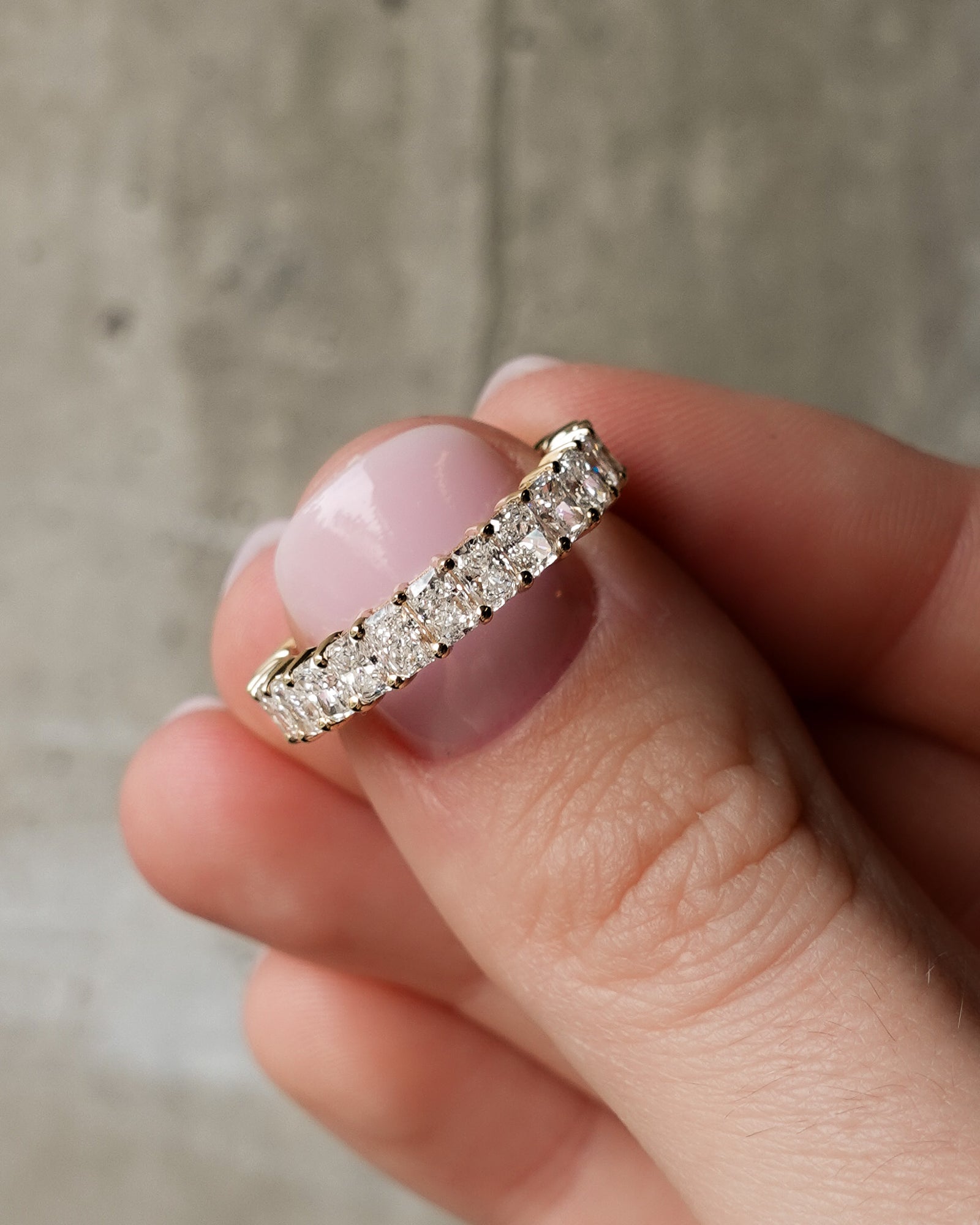 goodstone Shared Prong Wedding band