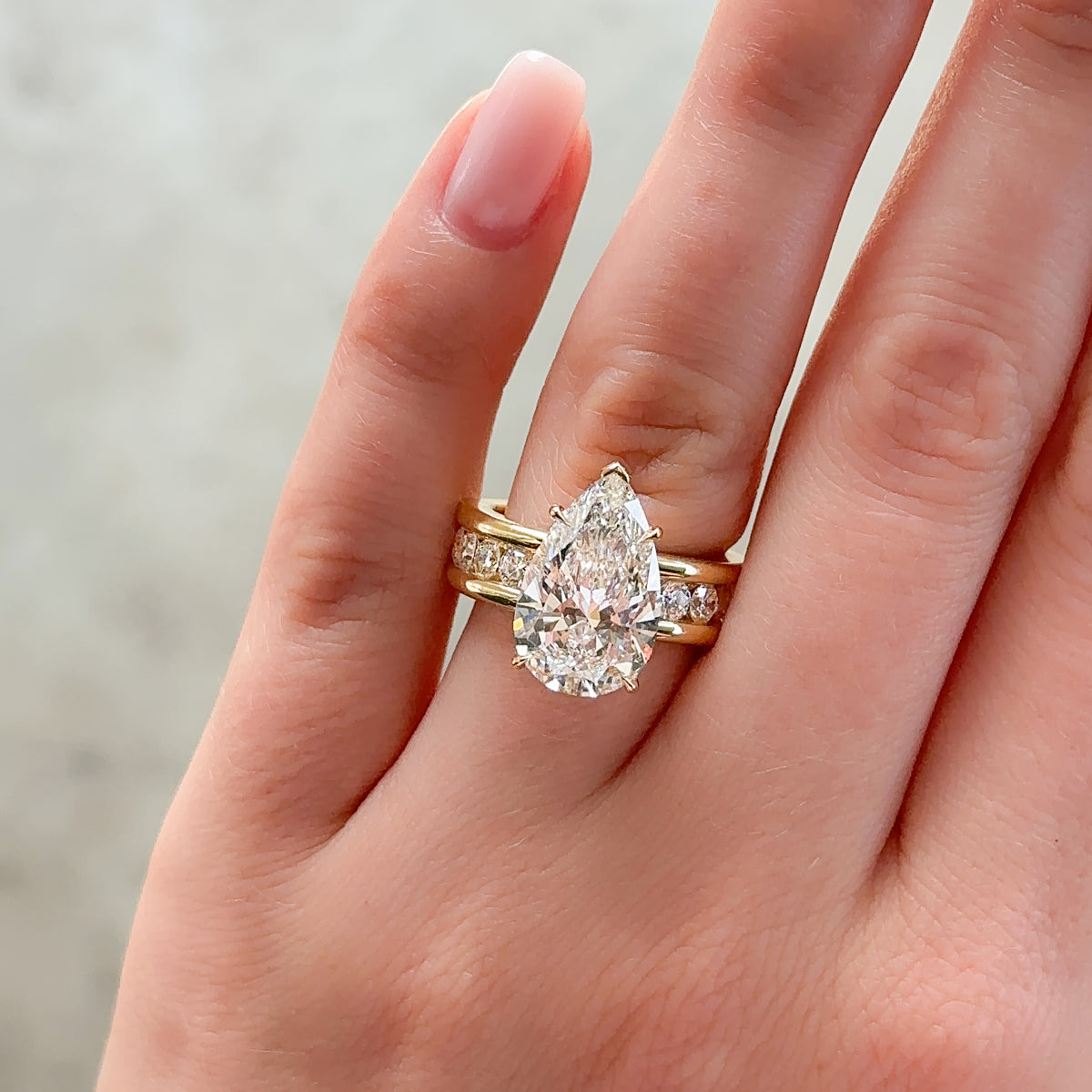 Anillo de compromiso con montura de canal grueso y diamante de talla pera