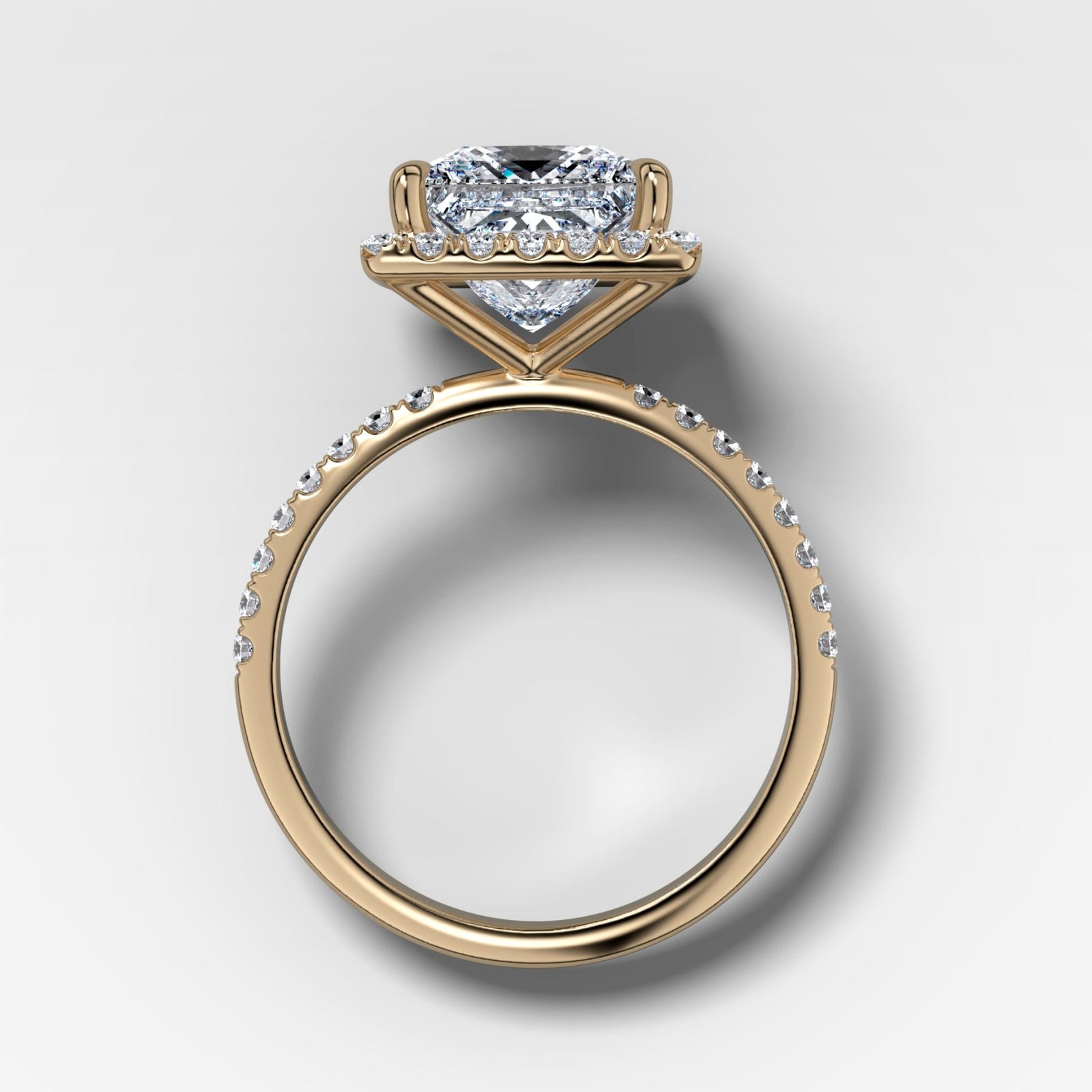 Anillo con halo en pavé Aurora y talla princesa de Good Stone en oro amarillo