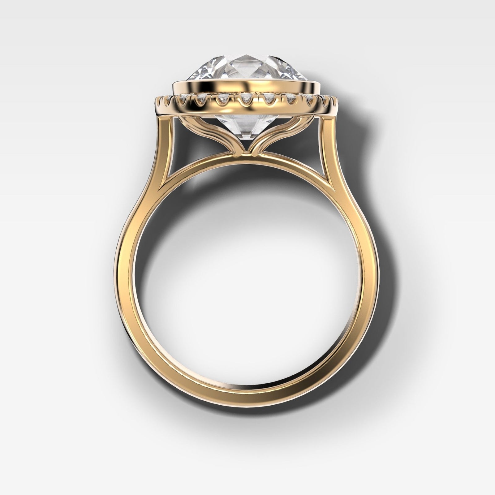 Anillo de compromiso con halo en engaste de bisel y talla euro antigua de Good Stone en oro amarillo