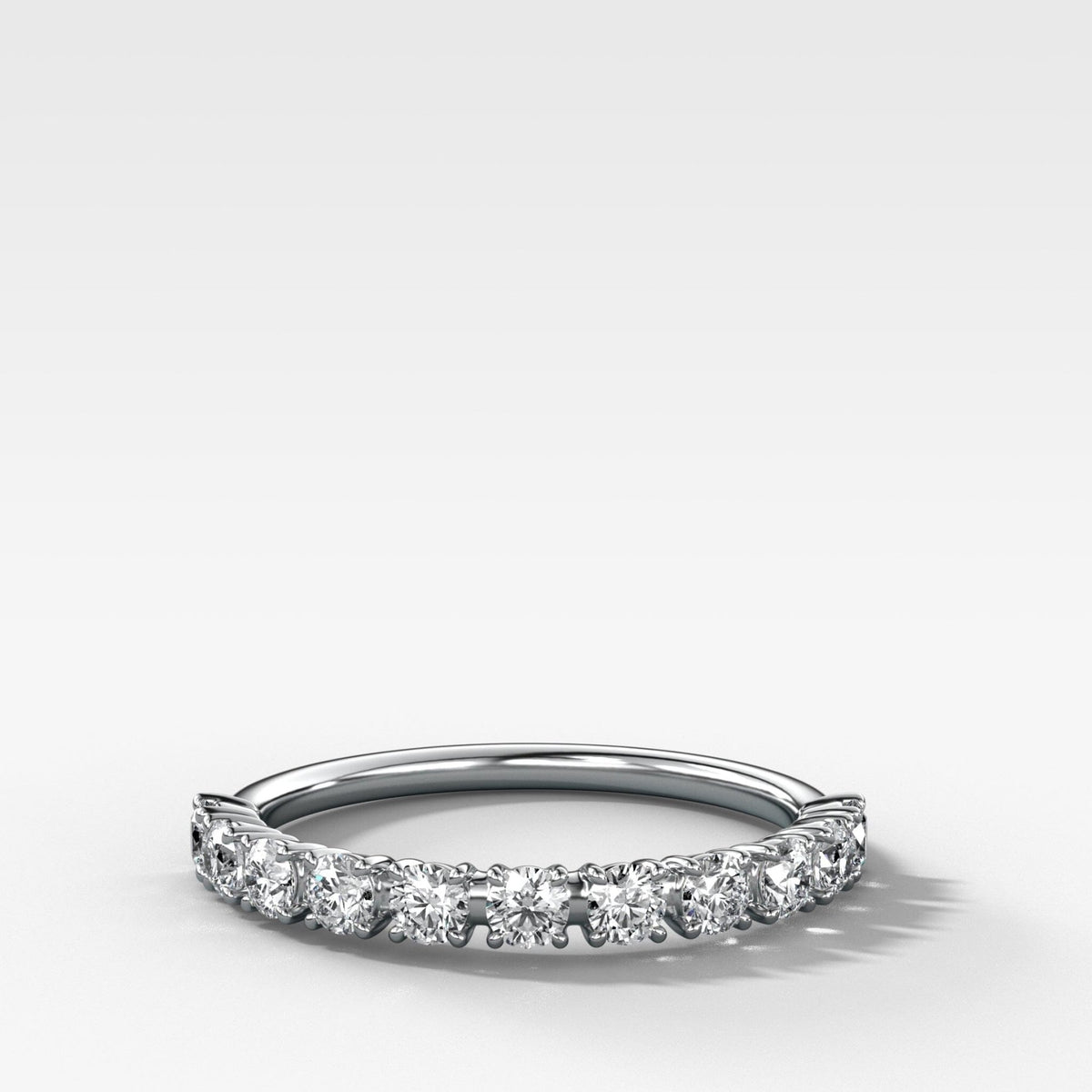 Banda de diamantes con garra: Anillo apilable Odyssey Good Stone Inc Oro blanco natural de 14 k
