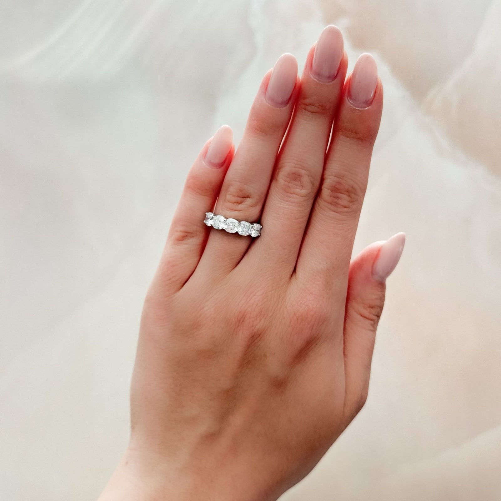 Banda de diamantes de talla cojín de cinco piedras Good Stone Inc 