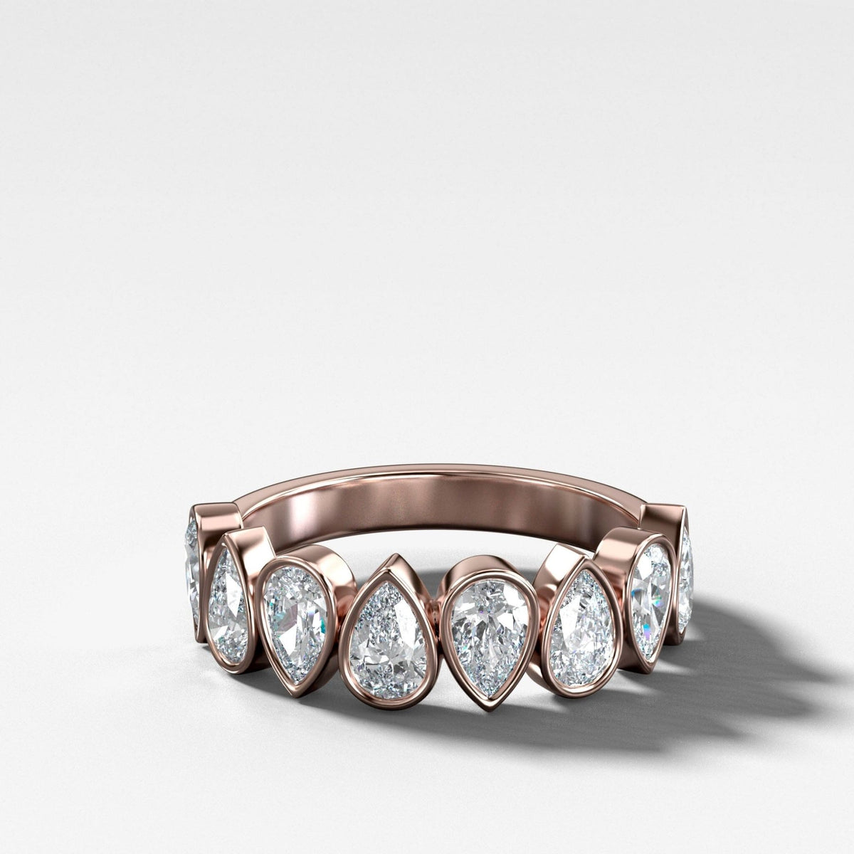 Alianza a medio camino con conjunto de bisel midi y banda con cortes de pera alternos Good Stone Inc, oro rosado natural de 14 k