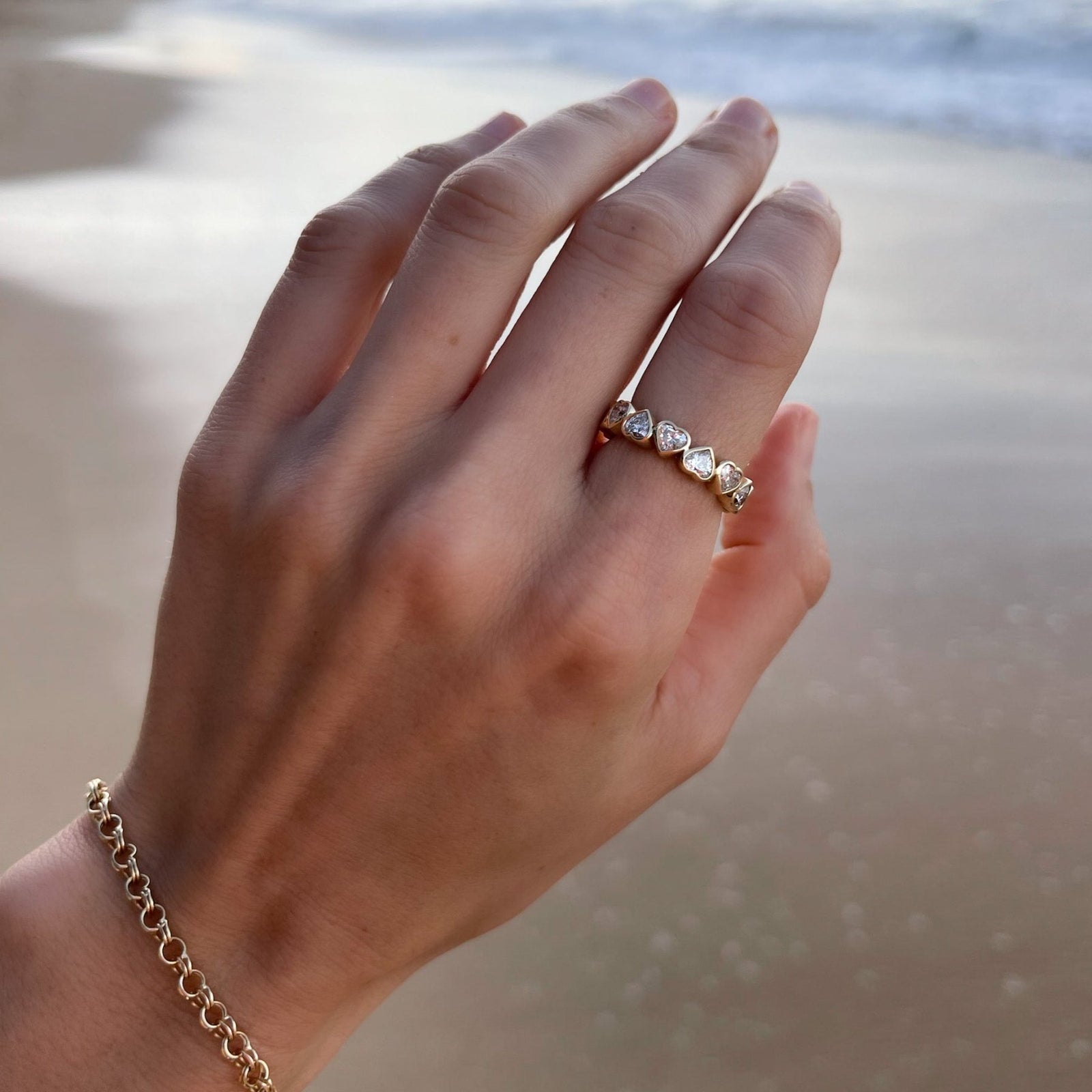 Alianza de boda a medio camino con conjunto de bisel midi y cortes de corazón Good Stone Inc Oro amarillo natural de 14 k