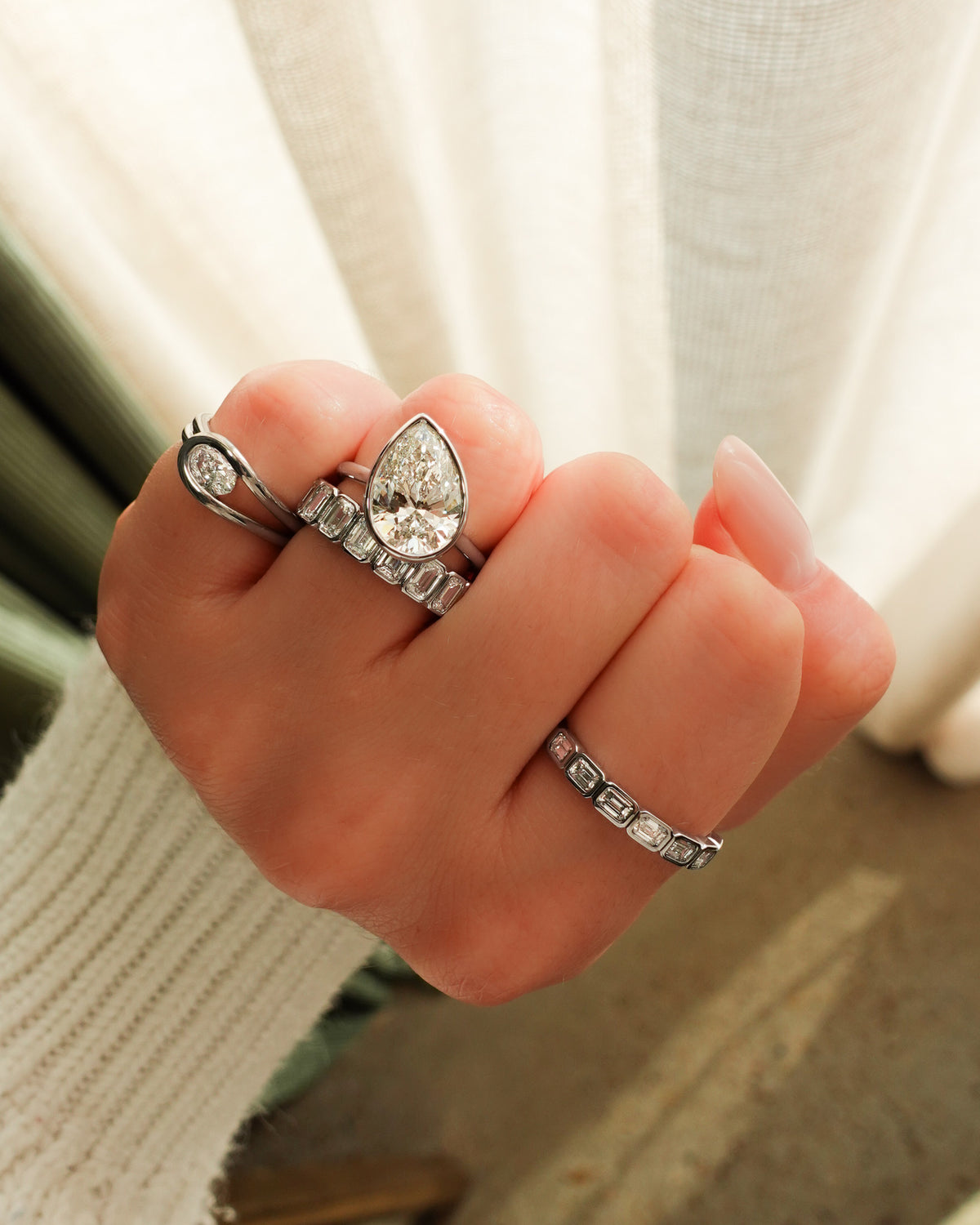 Anillo de compromiso con engarce de bisel Penumbra y talla de pera inclinada