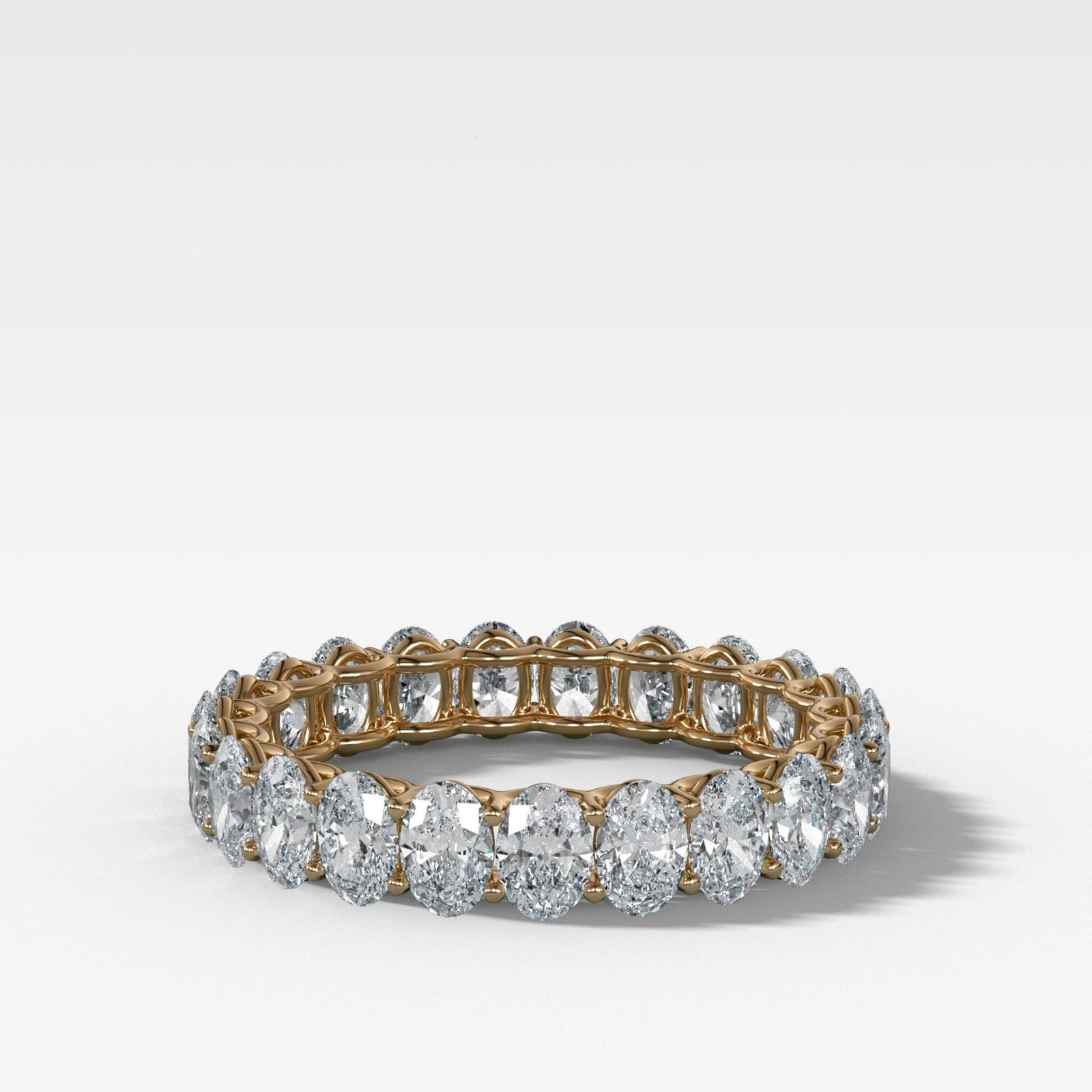 Alianza de eternidad pequeña con punta compartida y diamantes ovalados. Good Stone Inc. Oro amarillo natural de 14 k