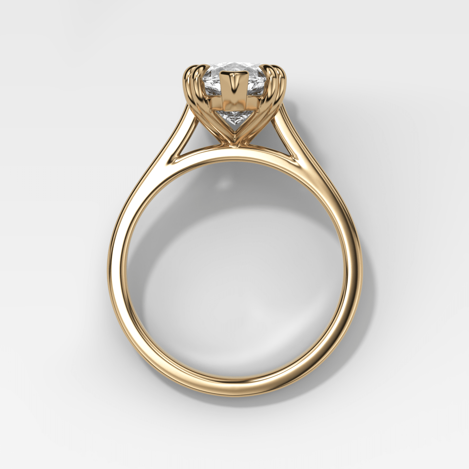 Solitario Catedral característico con talla de pera de Good Stone en oro amarillo