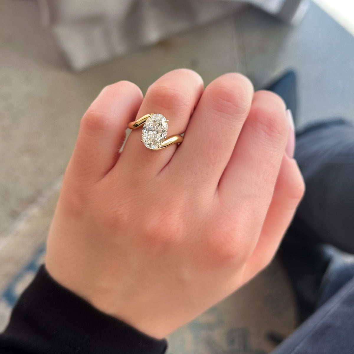 Anillo de compromiso con solitario ondulado y diamante de talla ovalada