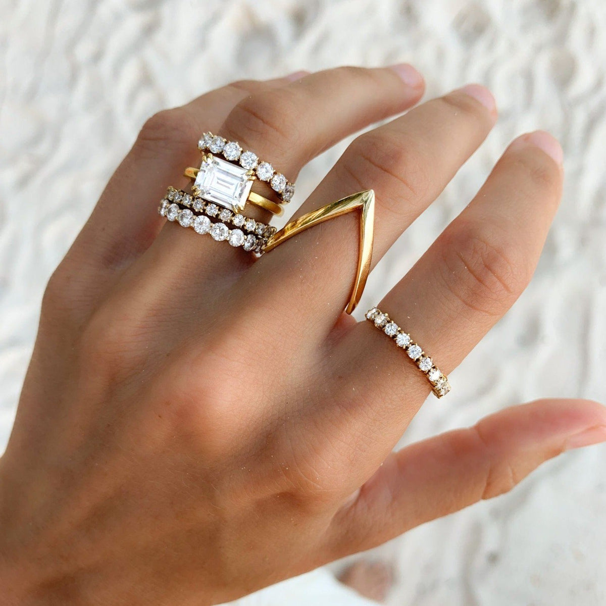 Chevron Band de Good Stone disponible en oro y platino