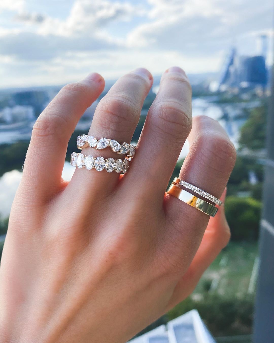 Anillo de eternidad con engarce de garra resaltado y diamantes en forma de pera de Good Stone disponible en oro y platino